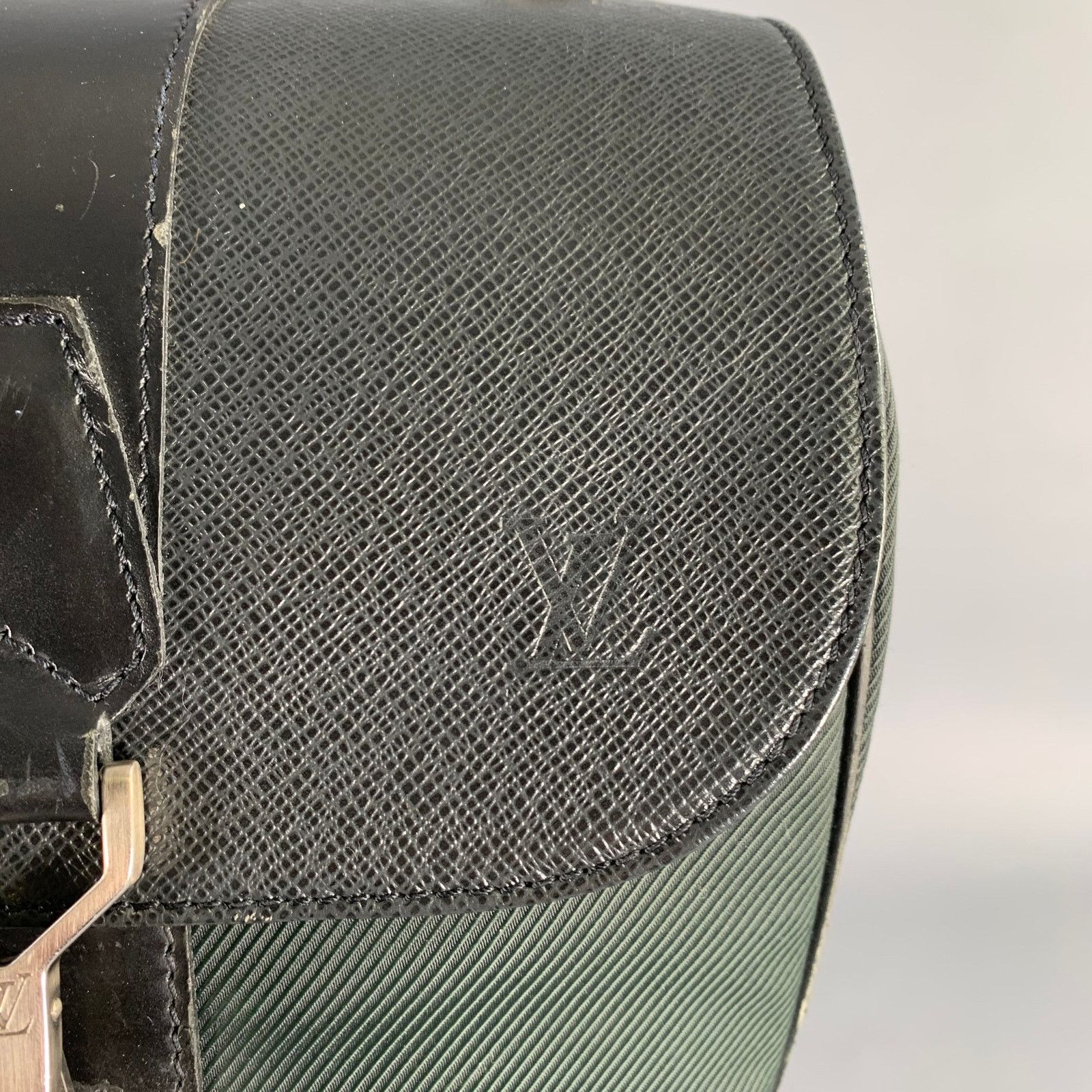 Louis Vuitton Taiga Portable Gibeciere Ardoise Two Tone Nylon Leather Size ONE SIZE - 2 Thumbnail