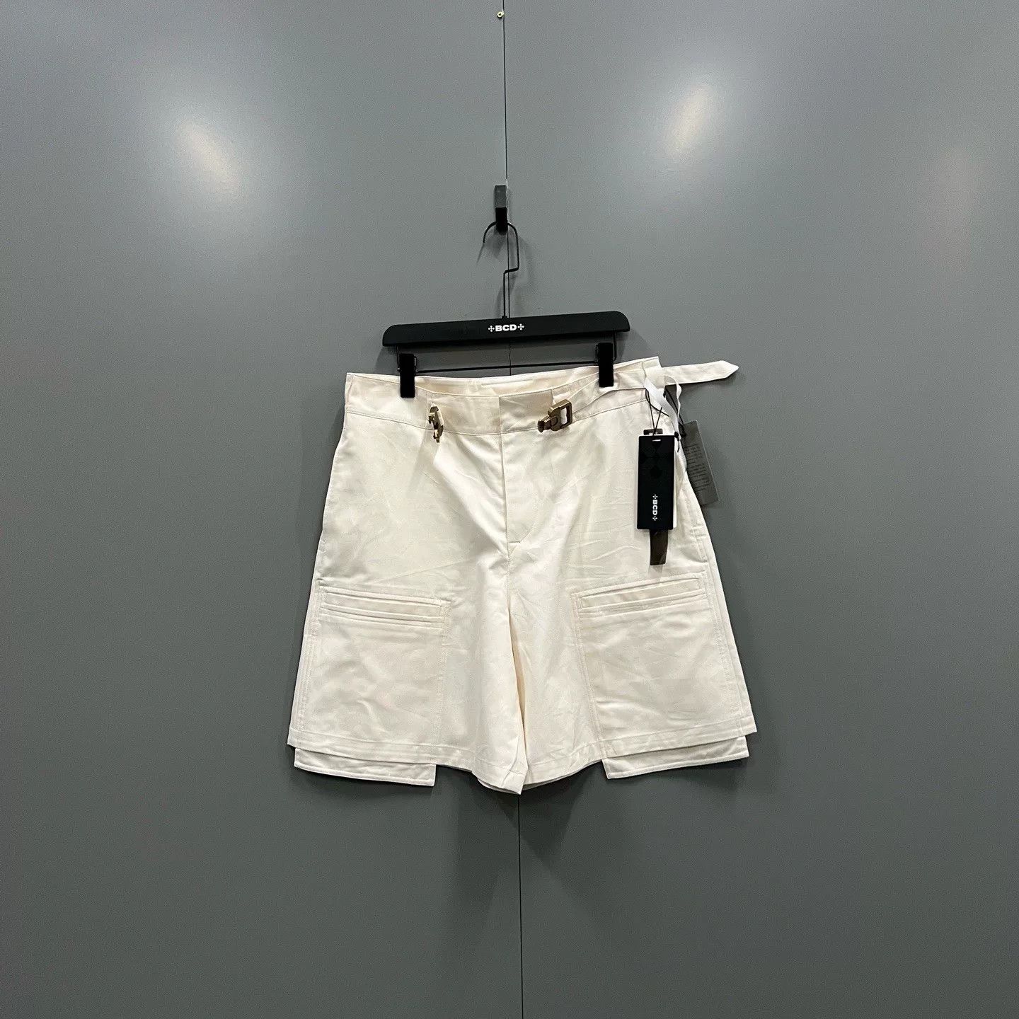 Dior dior beige cargo shorts with buckle detail Size US 44 / EU 60 - 1 Thumbnail