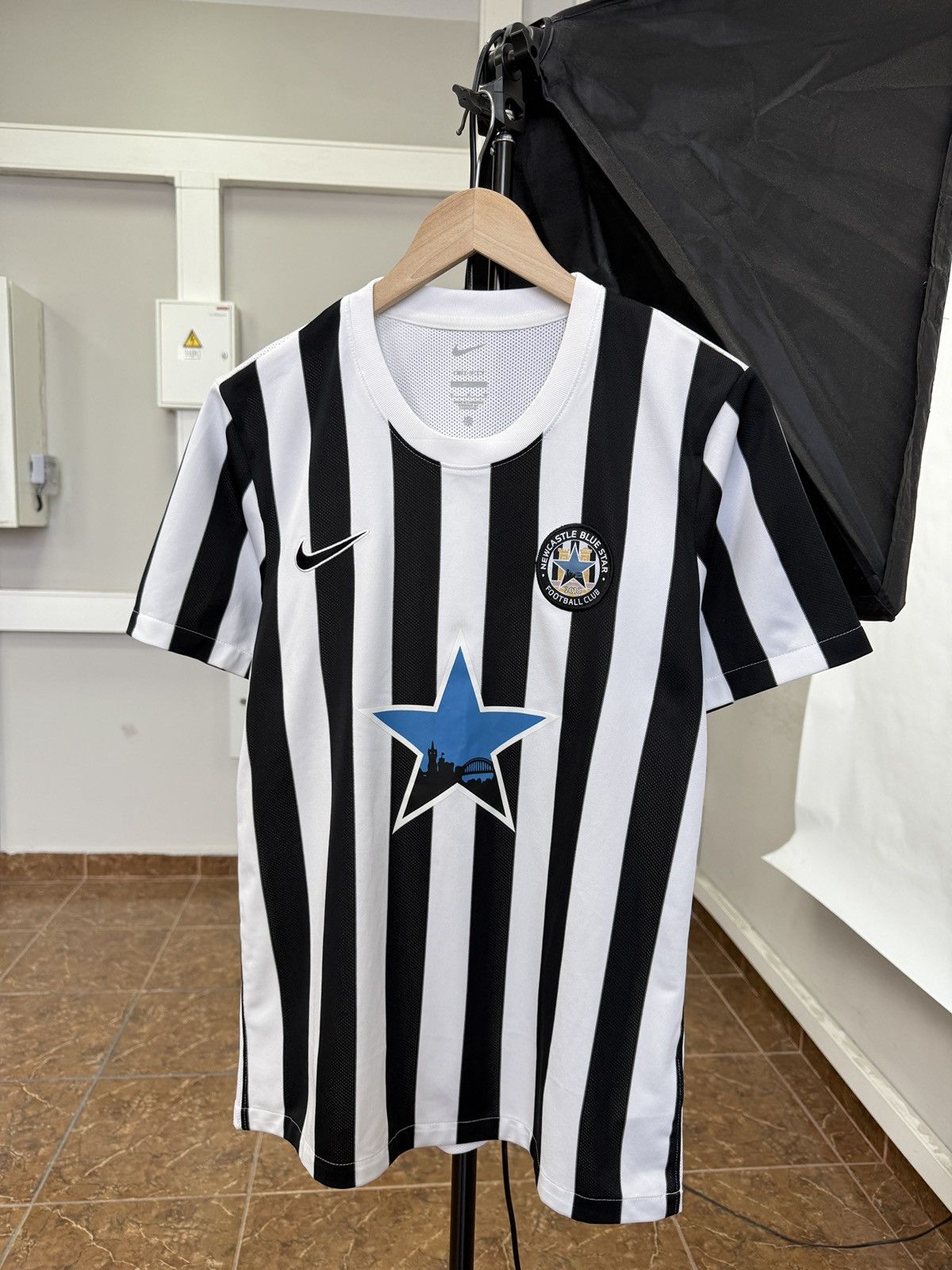 Nike 🏴󠁧󠁢󠁥󠁮󠁧󠁿 Nike 2018 NewCastle United Blue Star Shirt Football Jersey Size US M / EU 48-50 / 2 - 1 Thumbnail