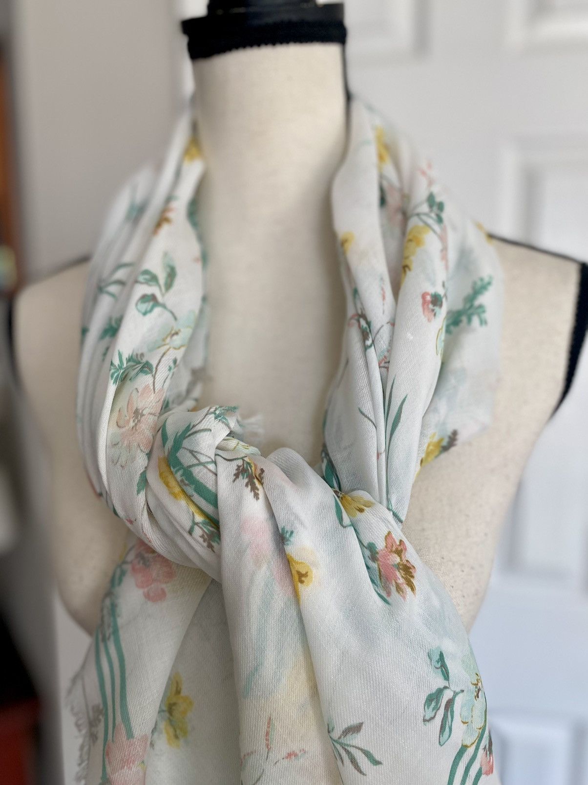 Other BEAUTIFUL VINTAGE LARGE FRAYED FLORAL SHAWL SCARF Size ONE SIZE - 12 Thumbnail