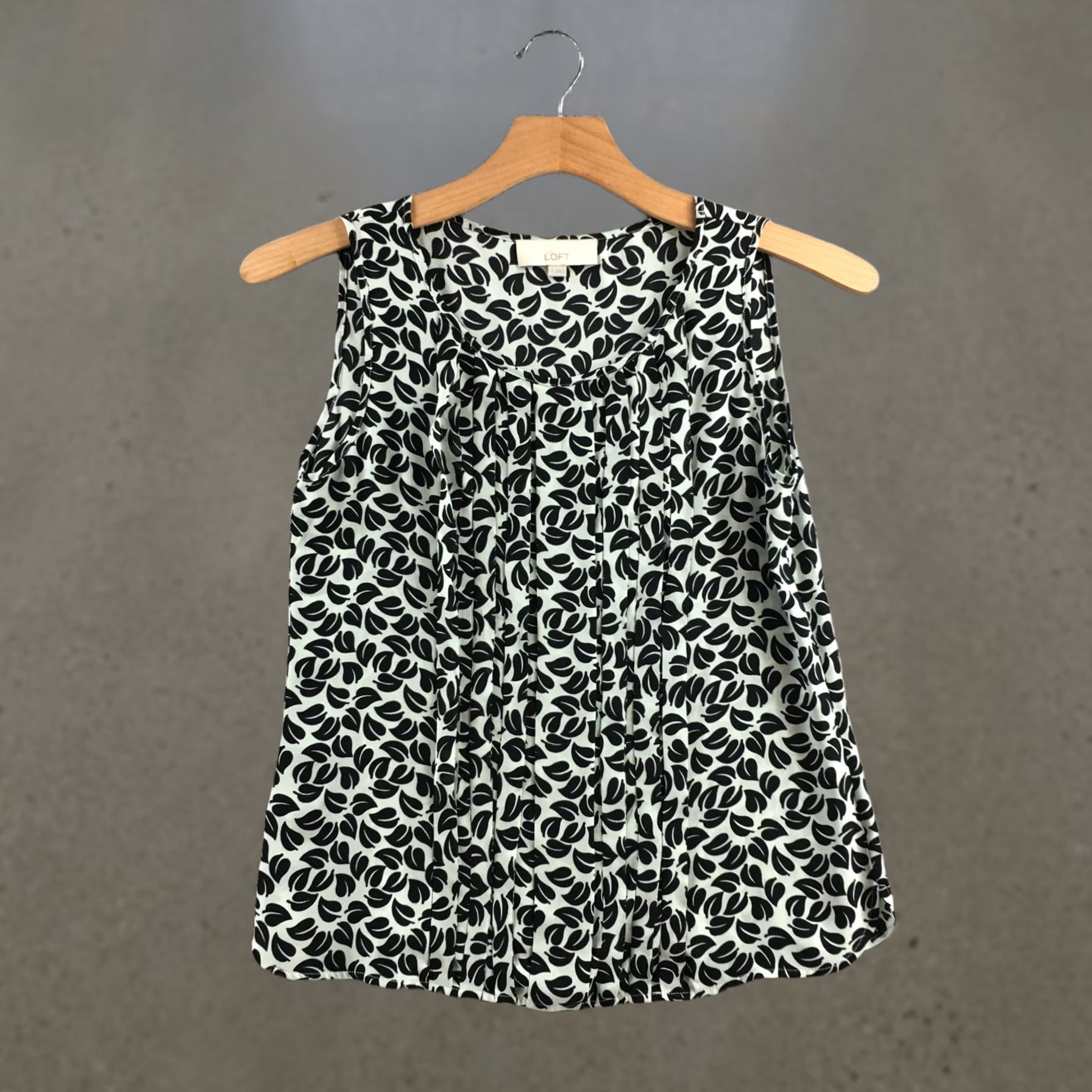 Ann Taylor Ann Taylor LOFT Blouse Womens Small Black Sleeveless Leaf Print Pleated Front Size S / US 4 / IT 40 - 1 Thumbnail