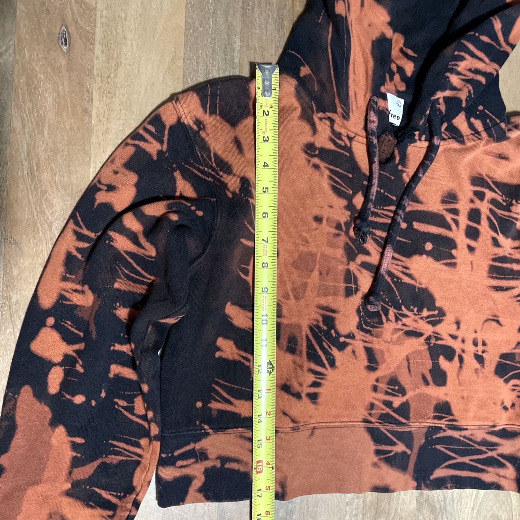 Aritzia Wilfred Free Graffiti Print Cropped Pullover Fleece Hoodie Womens XXS Pullover Cropped Hoodie Multicolor Tie Dye City Grunge Rock Hip Hop 2XS Womens Size XXS / US 00 / IT 34 - 4 Thumbnail