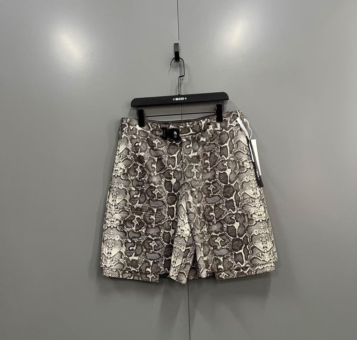 Dior Dior × Travis Scott Snake Pattern Cargo Shorts J41 Size US 32 / EU 48 - 1 Thumbnail