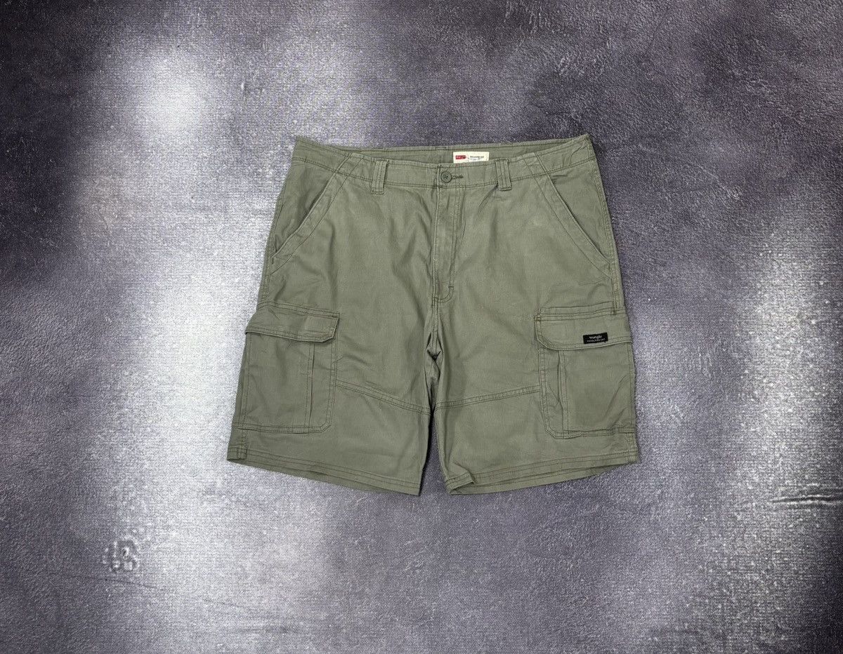 Vintage Vintage Wrangler USA Relaxed Fit Khaki Green Cargo Shorts Size US 38 / EU 54 - 1 Thumbnail