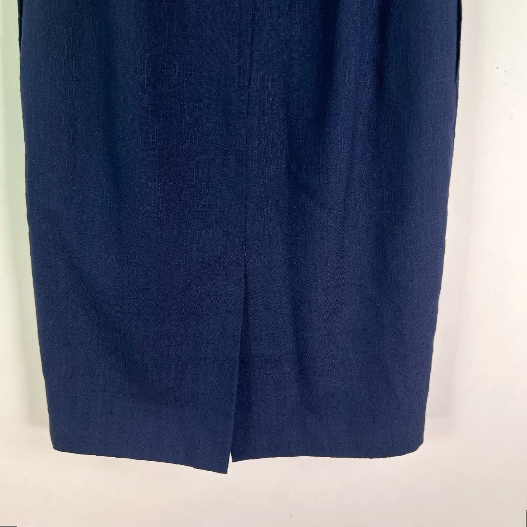 Vintage NAVY Skirt Womens A Line Textured Navy Blue Size 8 26X26 Poly Blend Polyester Rayon Zipper Pleated Lined Knee Length 90s Size 30" / US 8 / IT 44 - 5 Thumbnail