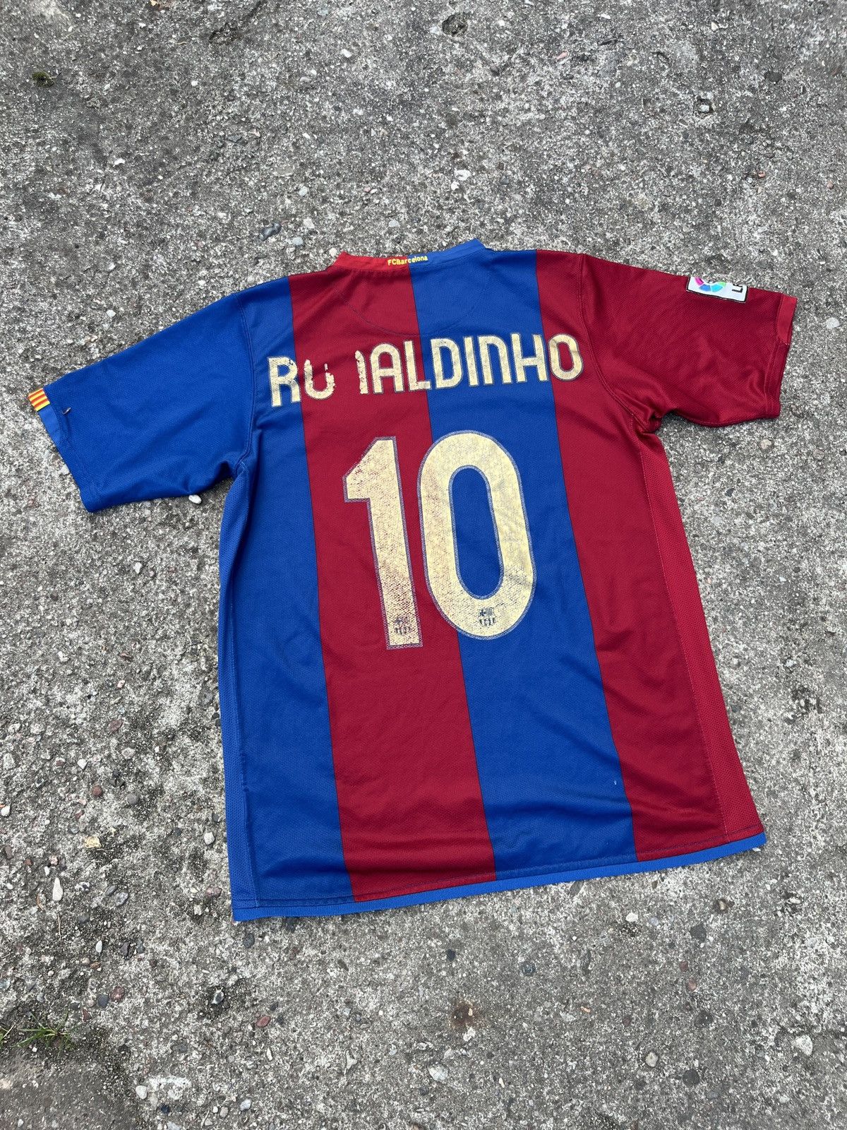 Nike Nike barcelona 06-07 ronaldinho gaucho jersey barca og Size US L / EU 52-54 / 3 - 1 Thumbnail