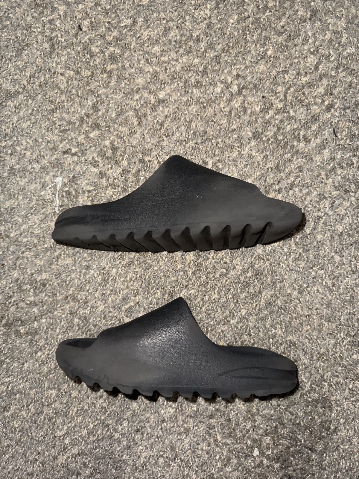 Yeezy Men Yeezy Slide Onyx Size 5 Size US 5 / EU 37 - 2 Thumbnail
