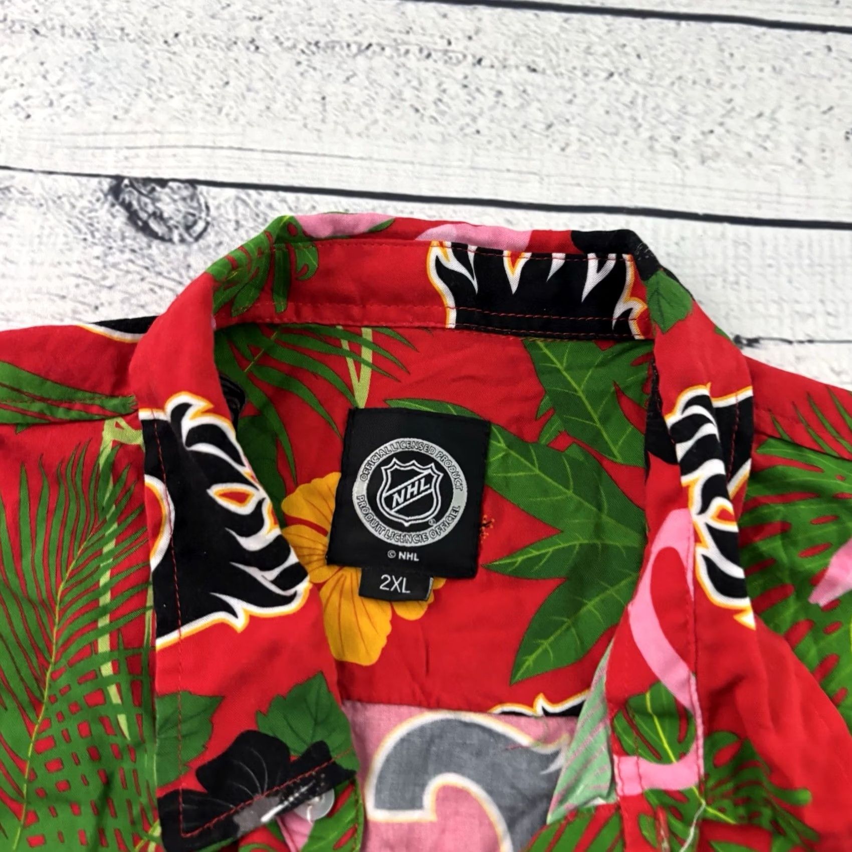 NHL NHL Calgary Flames Hawaiian Short Sleeve Button Up Shirt Men 2XL Red Size US XXL / EU 58 / 5 - 2 Thumbnail