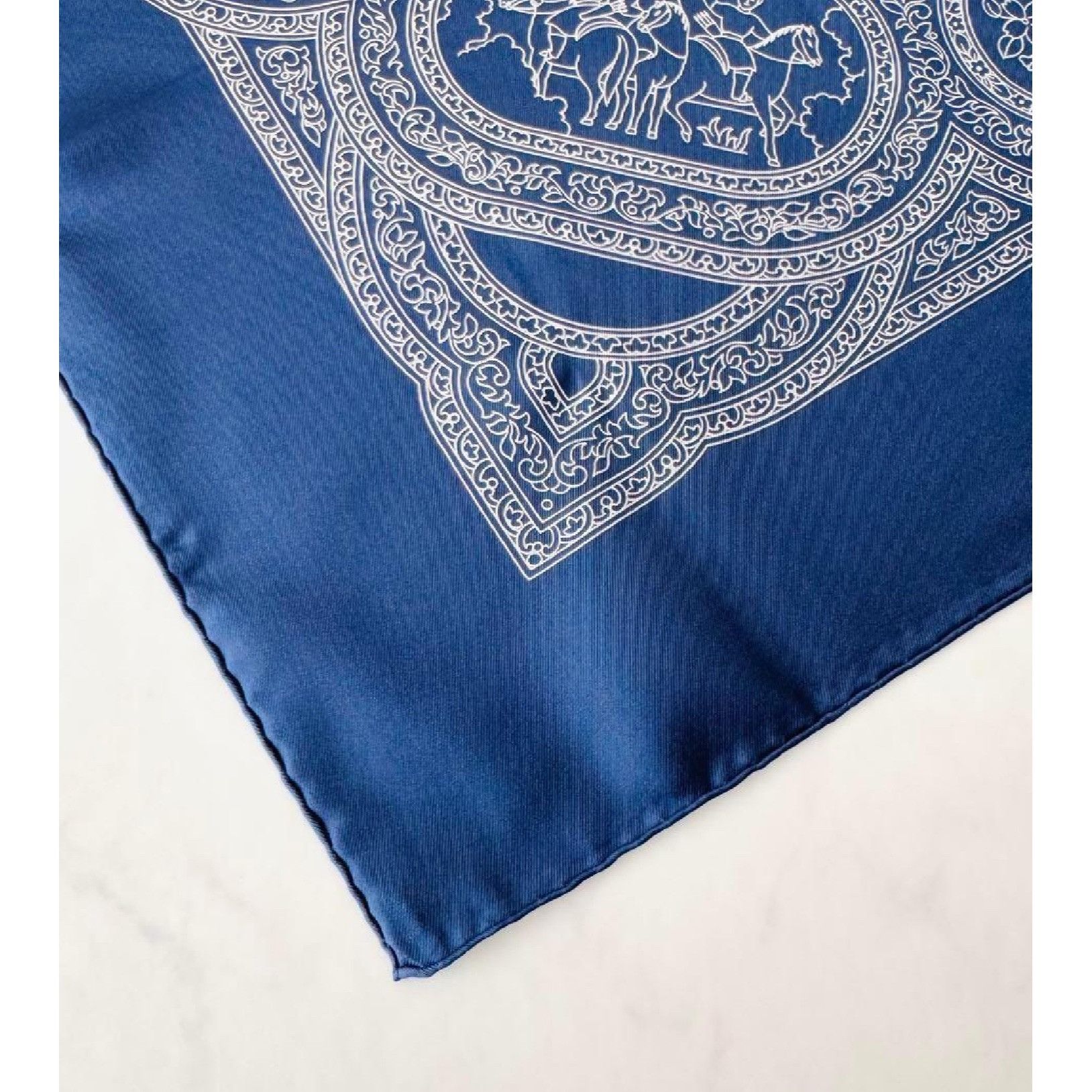 Hermes NWOT Hermes blue white qalamdan details pattern scarf 87 cm Size ONE SIZE - 5 Thumbnail