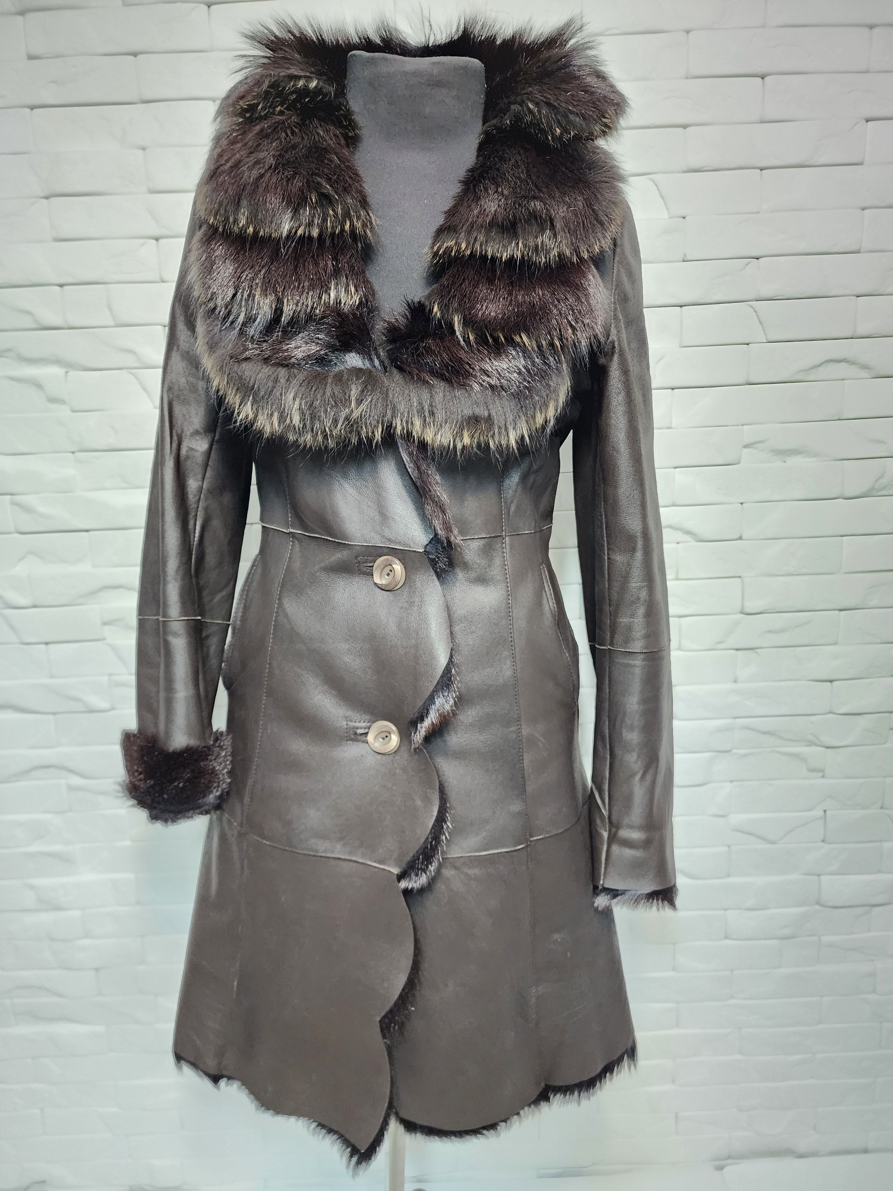 Uniqlo Women's Brown Sheepskin Coat: Genuine Fur Collar Size M / US 6-8 / IT 42-44 - 1 Thumbnail