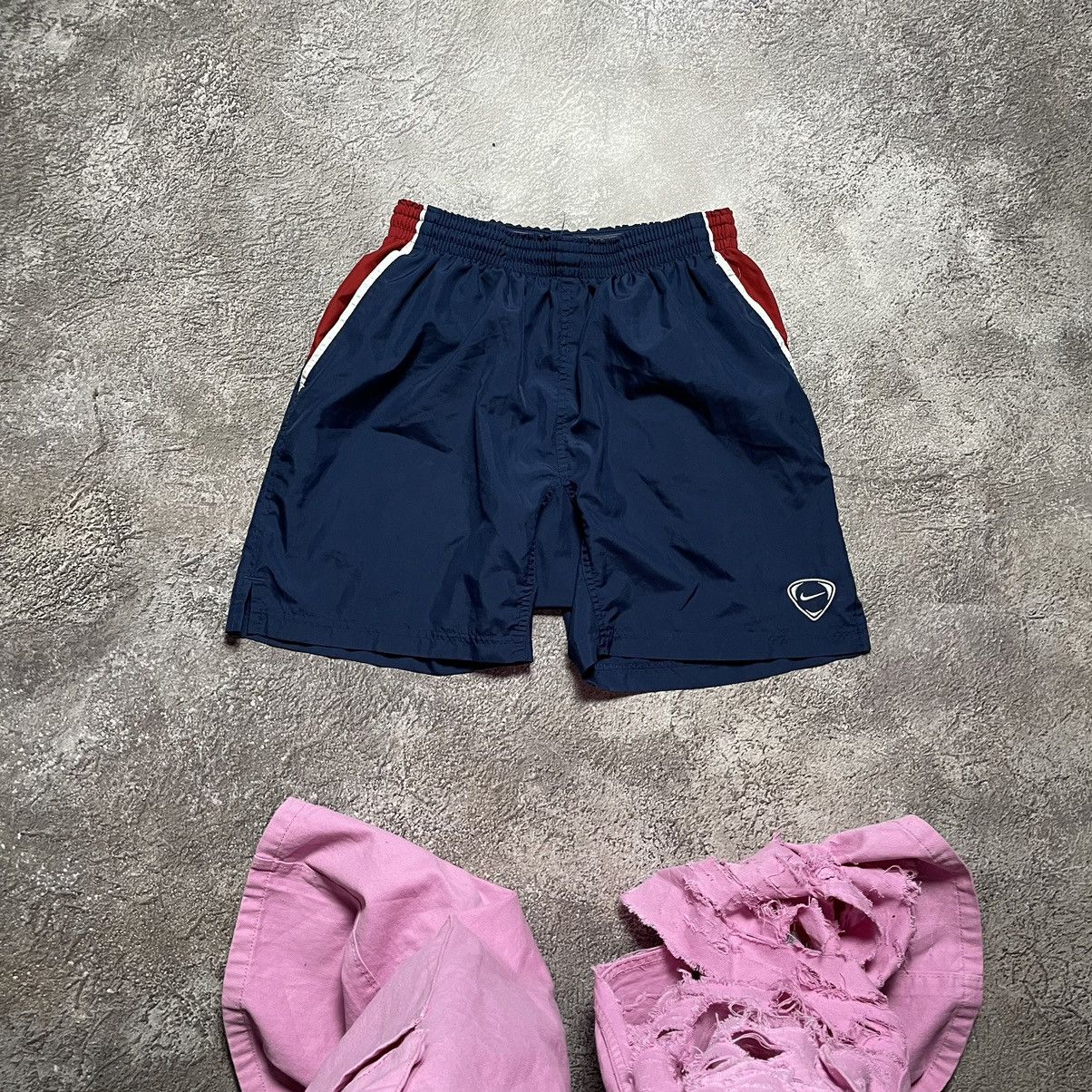 Nike Vintage Y2K NIKE Short Logo Sportwear Casual Buymypiece 90s Size US 30 / EU 46 - 1 Thumbnail