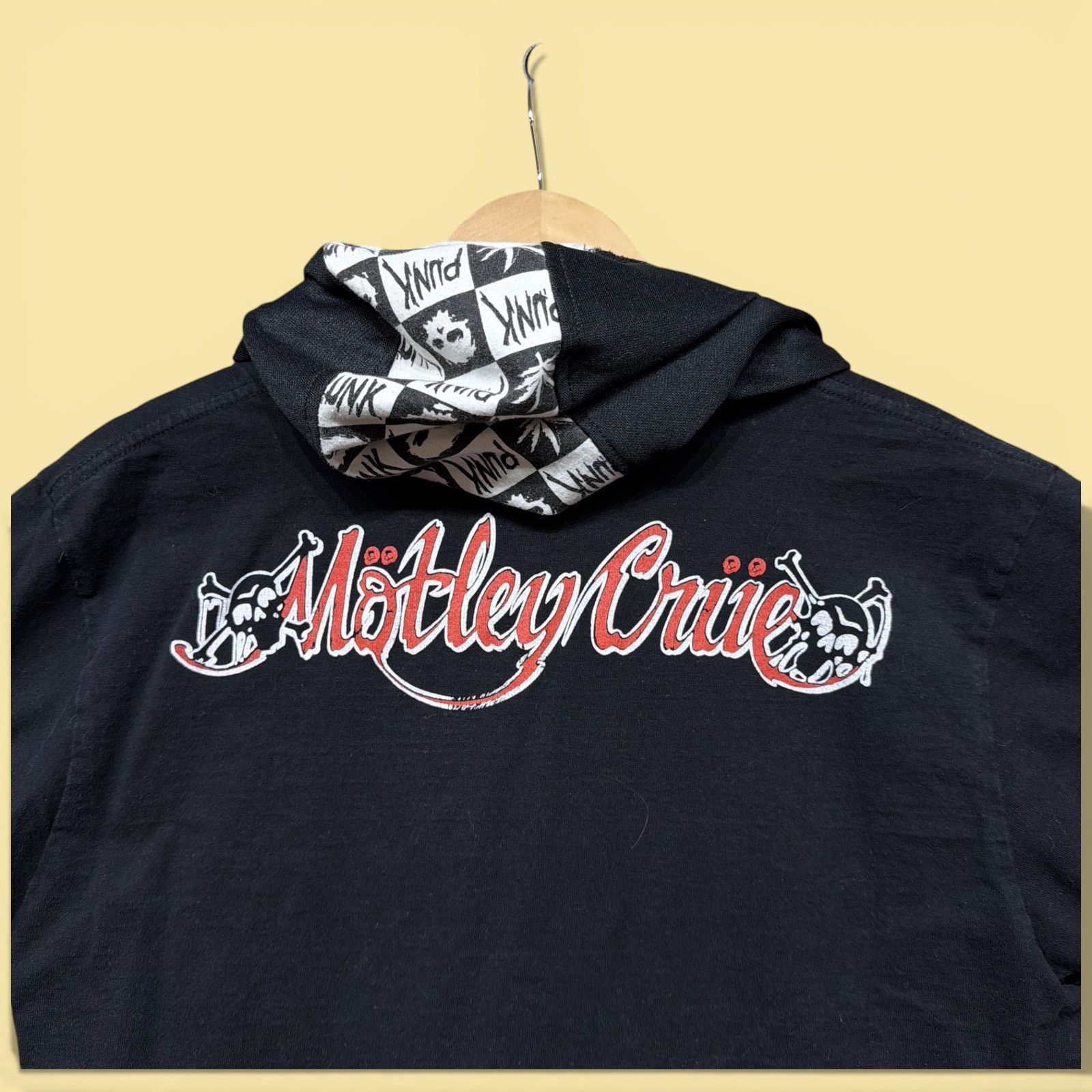 Vintage Vintage Motley Crue 2000s Hoodie T Shirt Size Medium Size US M / EU 48-50 / 2 - 5 Thumbnail