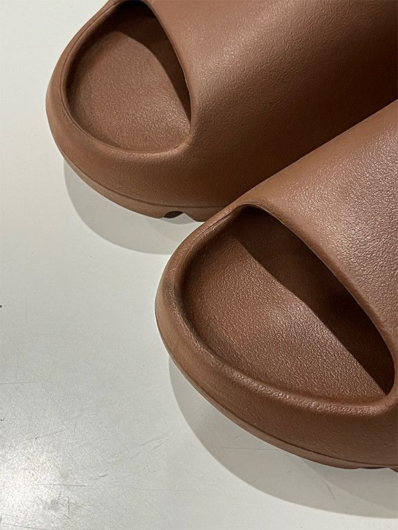 Yeezy adidas Yeezy Slide Flax Size US 11 / EU 44 - 5 Thumbnail