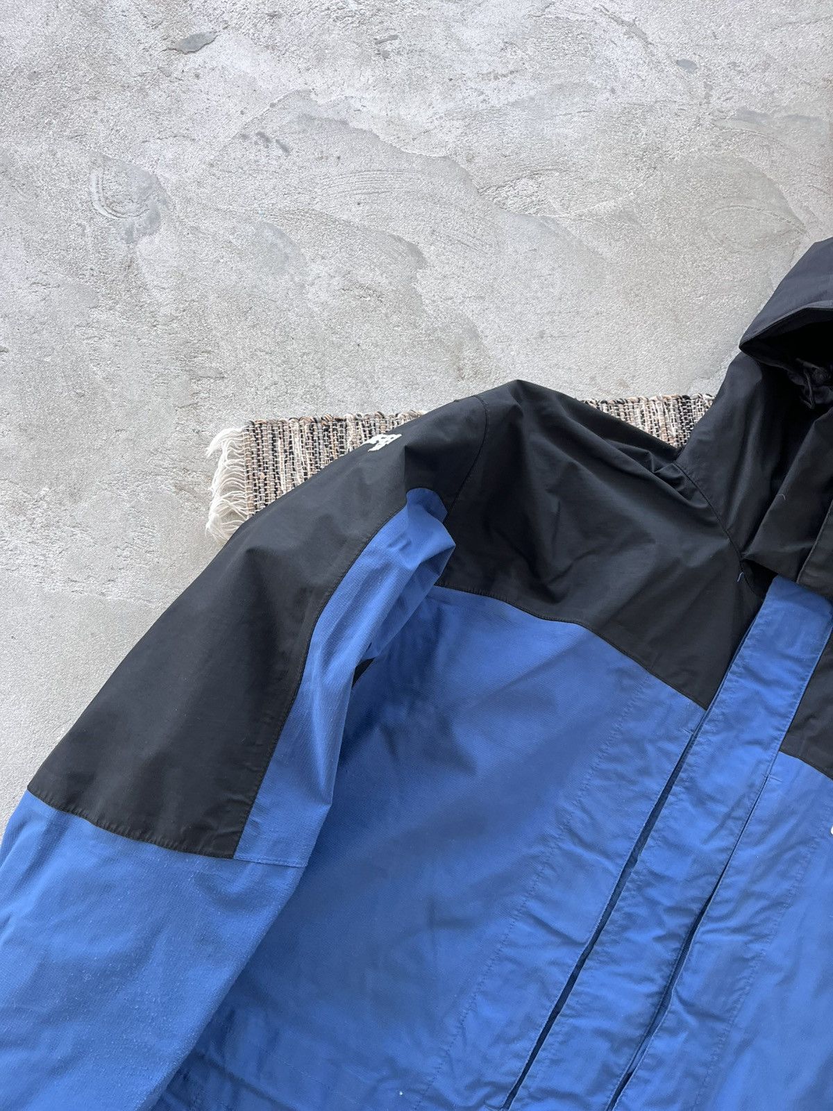 Berghaus Vintage Berghaus GoreTex Navy Black Windbreaker Jacket Y2K Size US L / EU 52-54 / 3 - 4 Thumbnail
