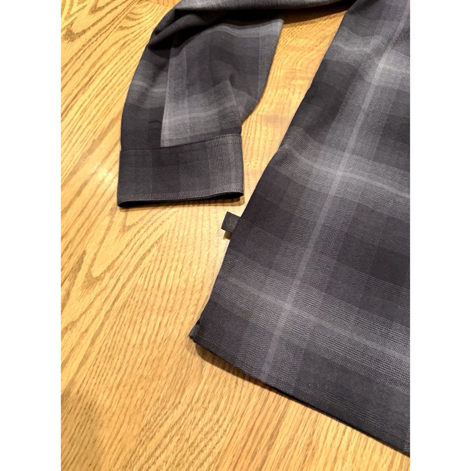 Lululemon Lululemon Button-Up Shirt Men’s XL Grey Black Long Sleeve Zip Pocket Flannel Size US XL / EU 56 / 4 - 3 Thumbnail