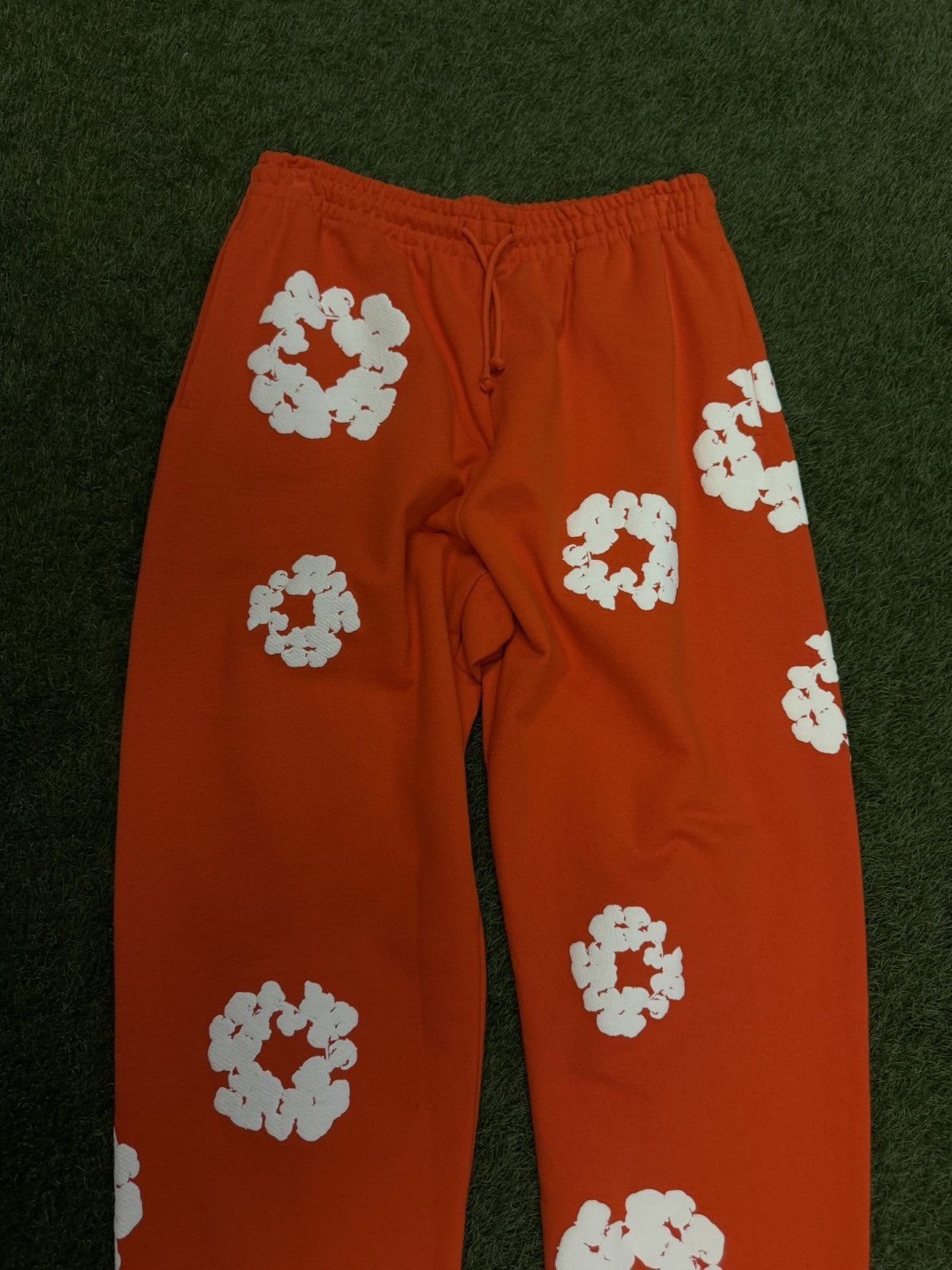 DENIM TEARS Denim Tears Cotton Wreath Sweatpants Size Large (NEW) Size US 33 - 6 Thumbnail