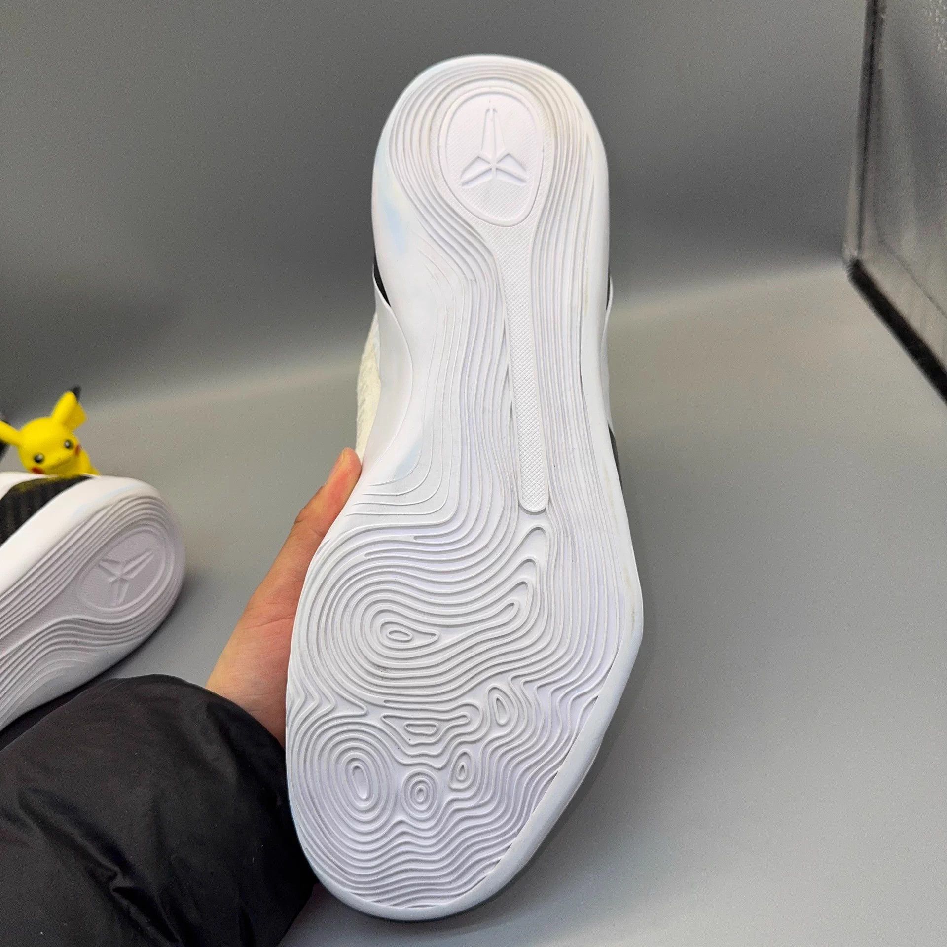 Nike Nike Kobe 9 White 47.5 Size US 14 / EU 47 - 8 Thumbnail