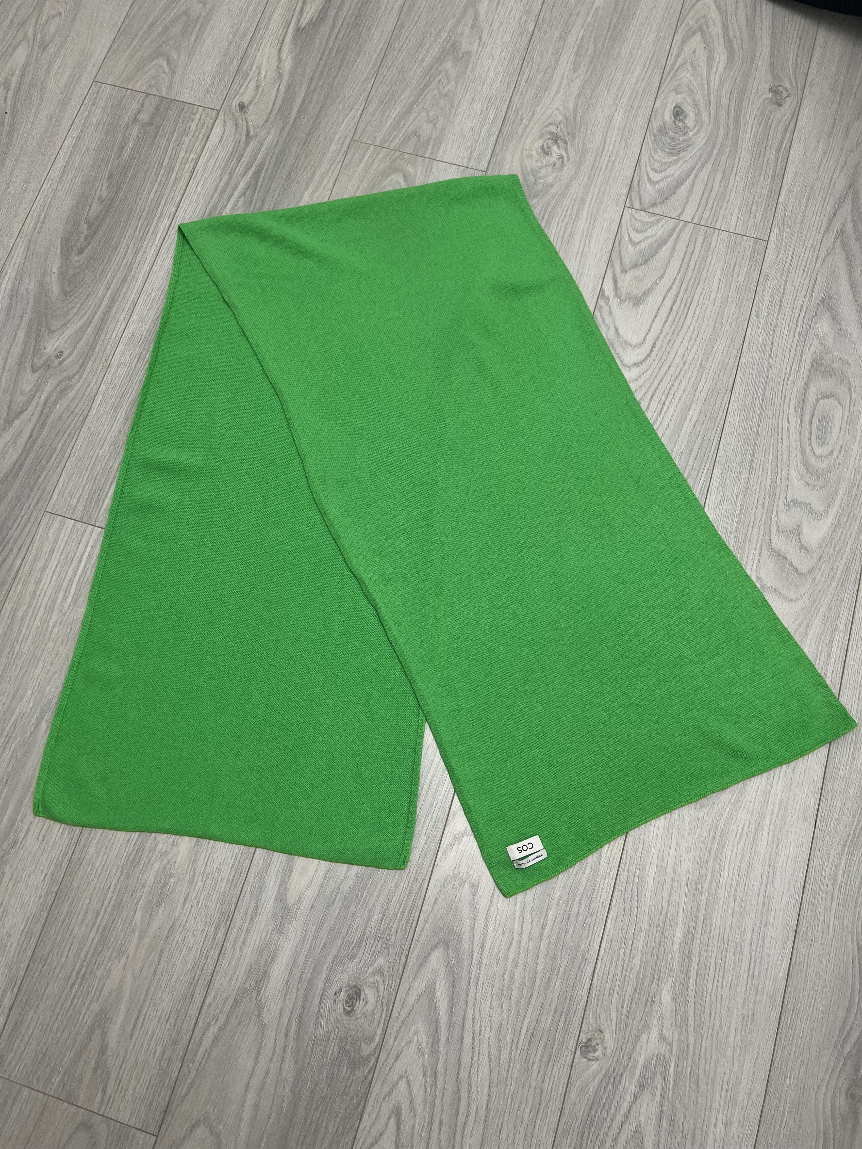 Cos Cos Women's Green Knit 100% Cashmere Scarf 180x44cm Size ONE SIZE - 1 Thumbnail