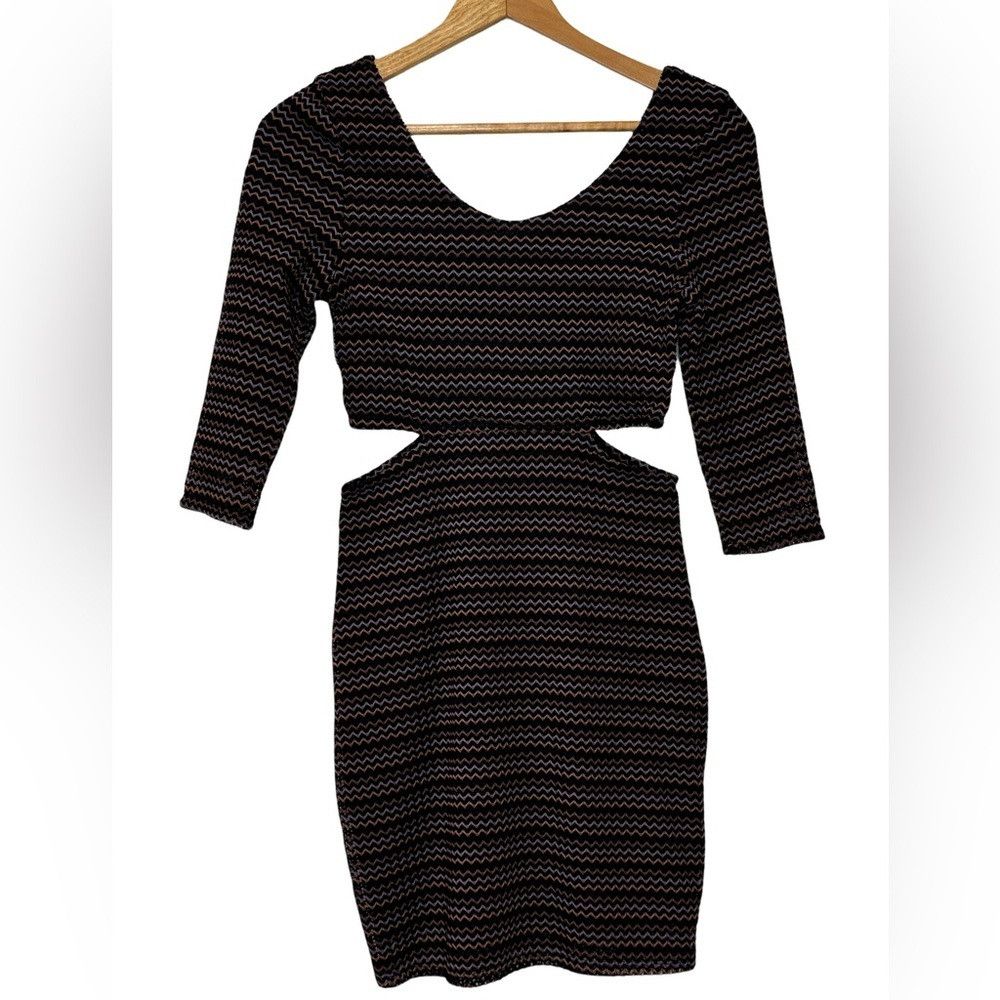 Lovers and Friends Lovers+Friends Love Connection Cutout Chevron Dress Size S / US 4 / IT 40 - 2 Thumbnail