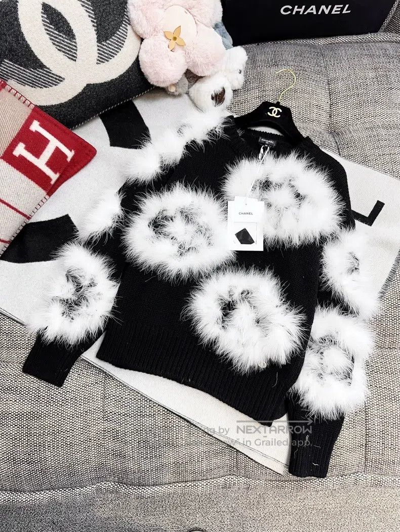 Chanel 23K black and white camelia feather knitted top swe
