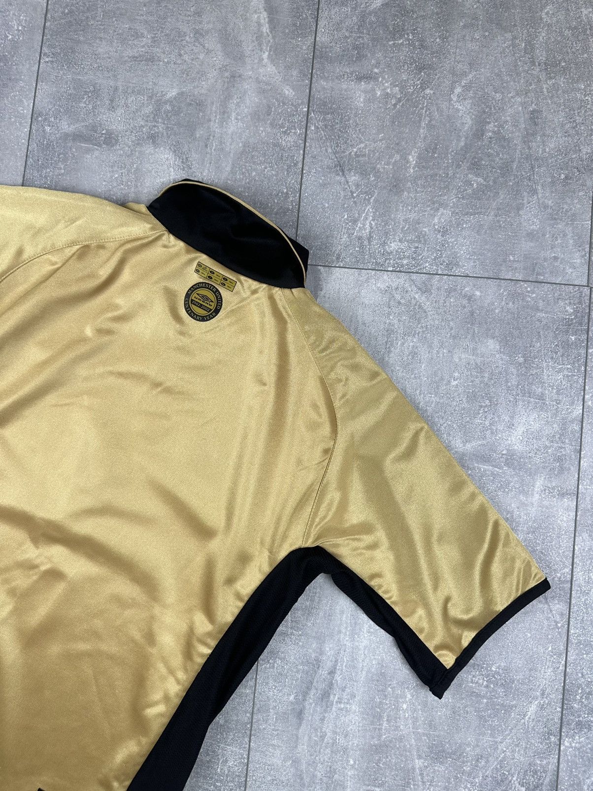 Umbro Umbro Manchester United Reversible 2001/02Away Retro Jersey Size US XS / EU 42 / 0 - 14 Thumbnail