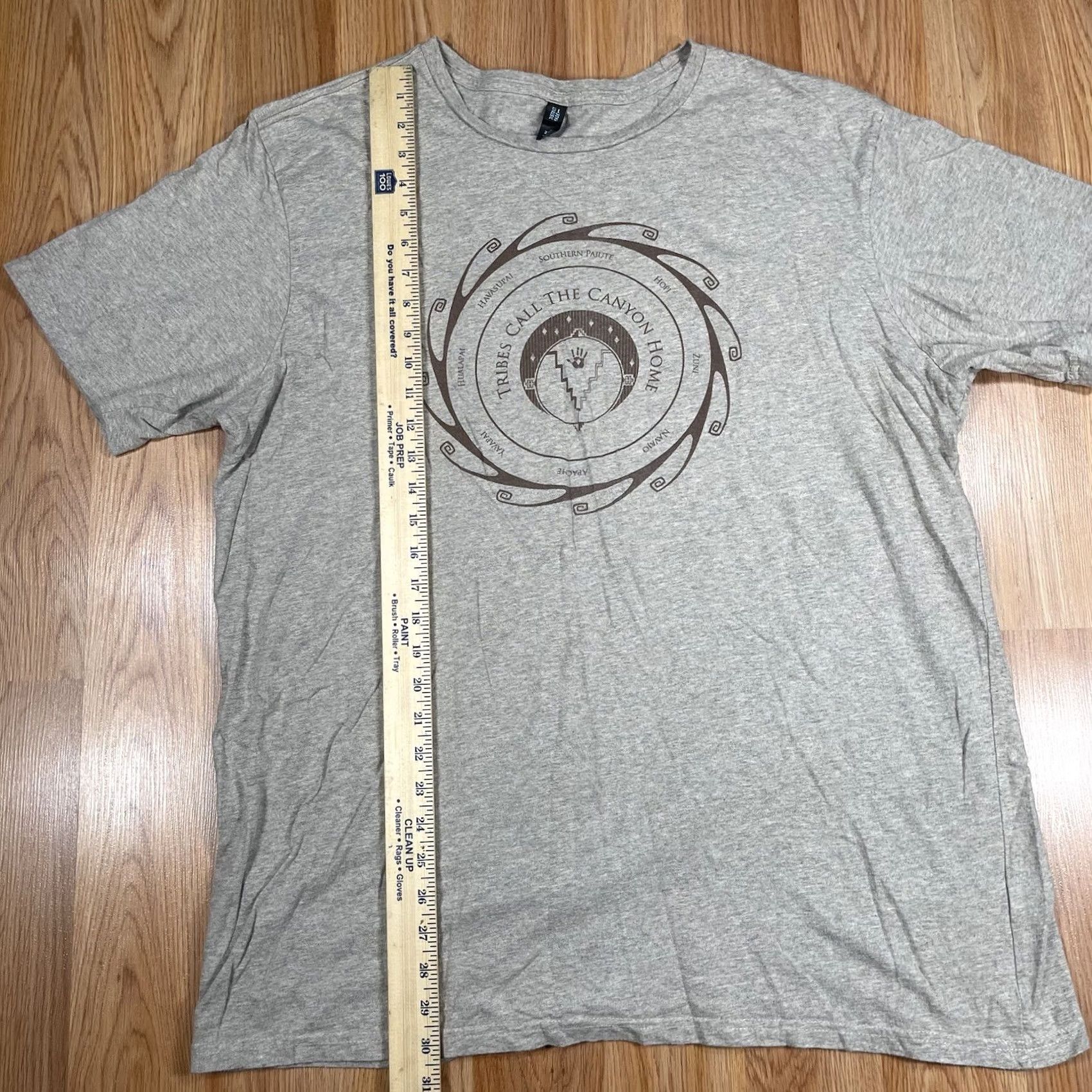 Vintage VINTAGE District Made Graphics T-Shirt Mens 2XL Gray Short Sleeve Size US XXL / EU 58 / 5 - 4 Thumbnail