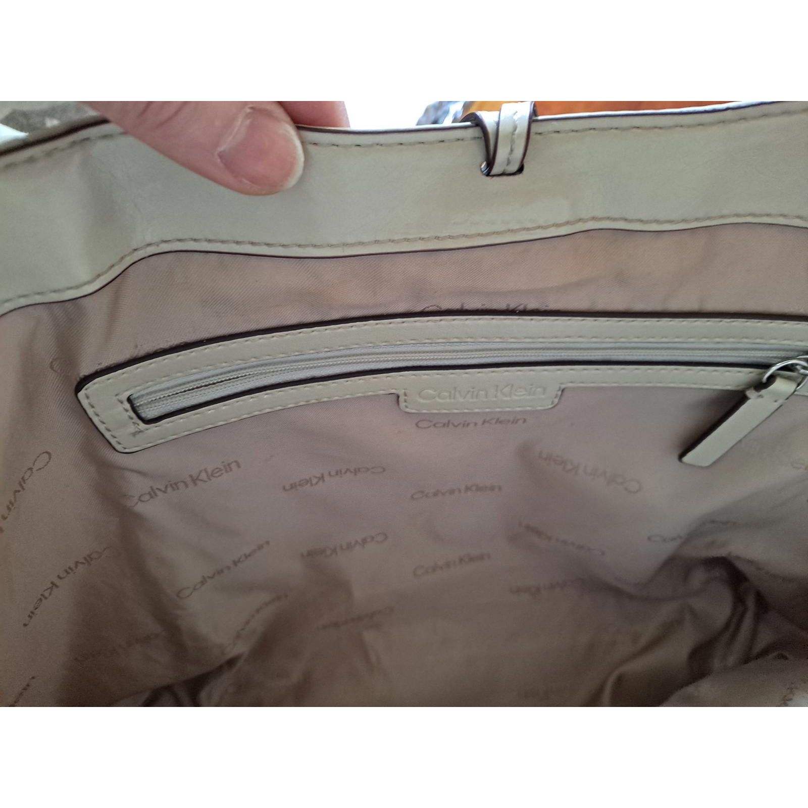 Calvin Klein Calvin Klein Hana Shiny White Faux Leather Shoulder Bag/Tote Size ONE SIZE - 5 Thumbnail