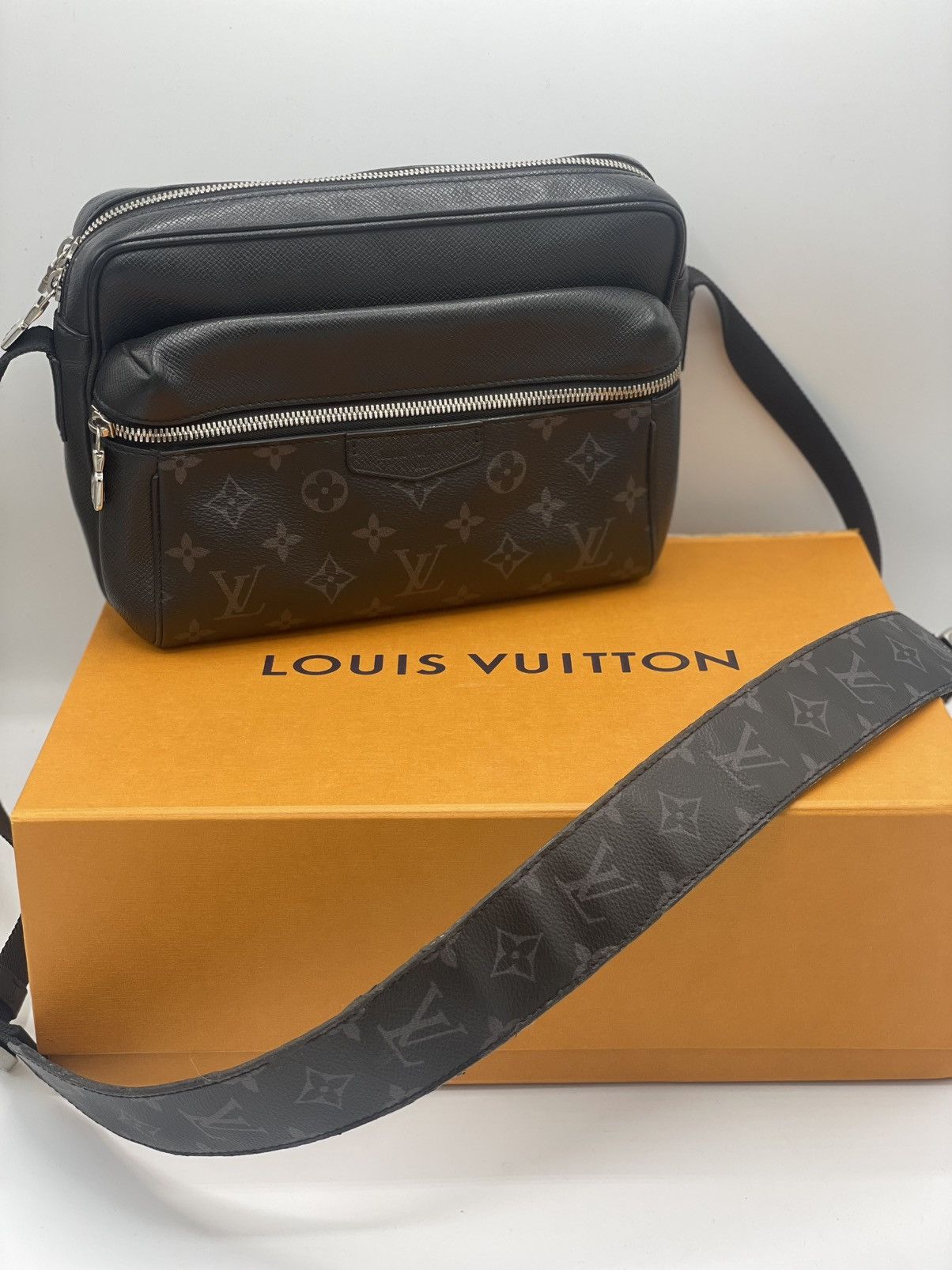 Louis Vuitton Taiga Monogram Eclipse Outdoor Messenger Black Size ONE SIZE - 3 Thumbnail