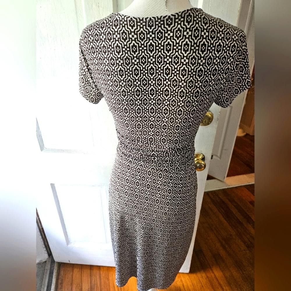 Ann Taylor Stylish Black and White Printed Dress with V-Neck Size XS / US 0-2 / IT 36-38 - 4 Thumbnail