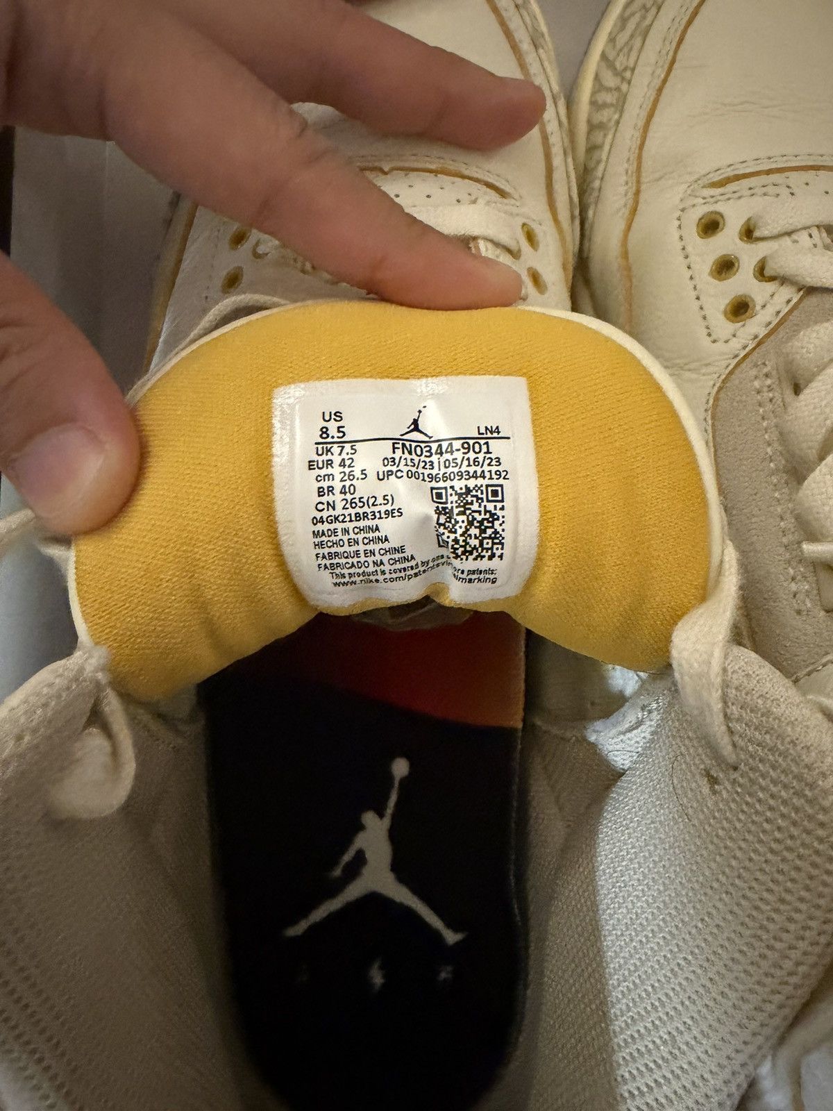 J Balvin × Jordan Brand Air Jordan 3 J Balvin Medellin Sunset Size 8.5 Size US 8.5 / EU 41-42 - 5 Thumbnail