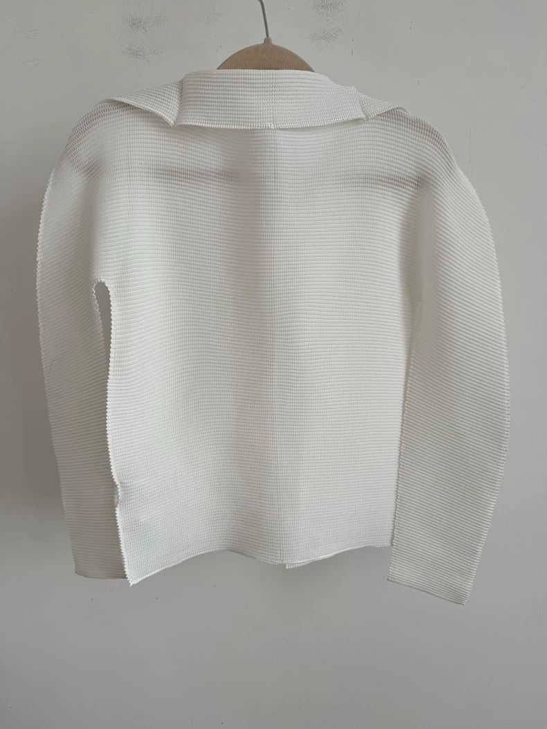 Issey Miyake Issey Miyake size:one size A white horizontal striped card Size XS / US 0-2 / IT 36-38 - 2 Thumbnail