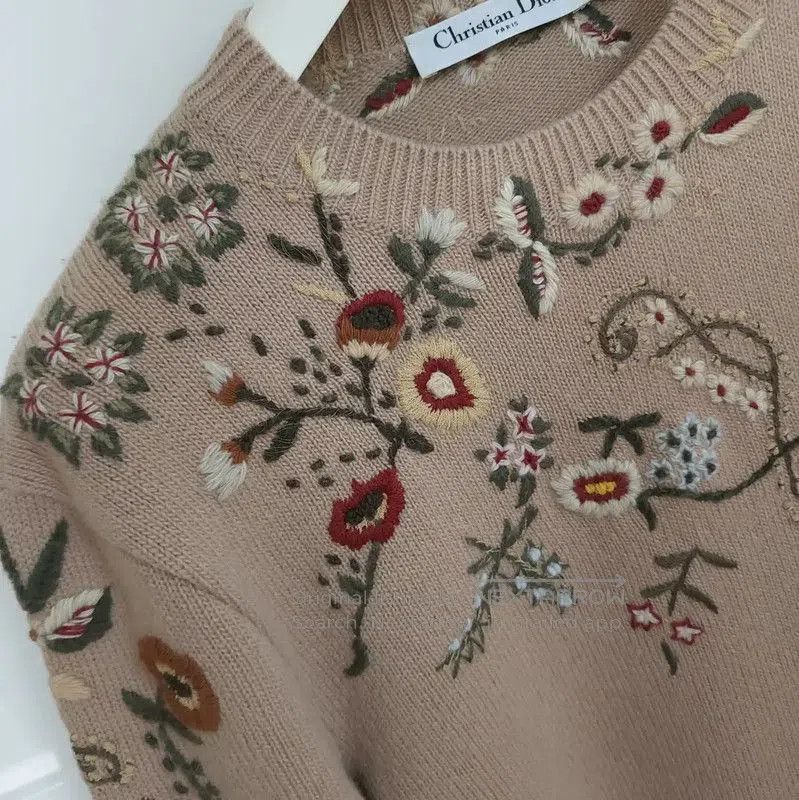 Dior Dior Camel Cashmere Embroidered Sweater for Women . Size M / US 6-8 / IT 42-44 - 6 Thumbnail