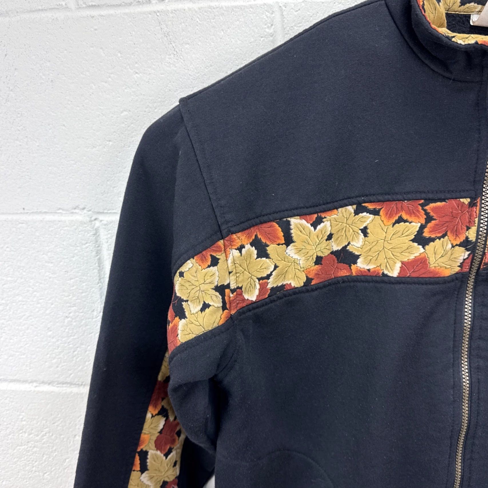 Vintage VINTAGE CityScape Sweater Sweatshirt Full Zip Knit Long Sleeve Unisex Adults M Black Fall 90s Maple Leaf Zip Pockets Logo Size US M / EU 48-50 / 2 - 5 Thumbnail