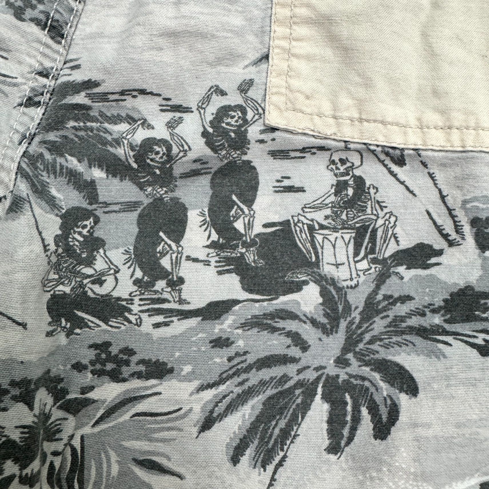 Quiksilver VINTAGE Quicksilver Hawaiian Skeleton Shorts Mens Large Gray Cotton Casual Beachwear Festival 90s Mens Size US 33 - 3 Thumbnail