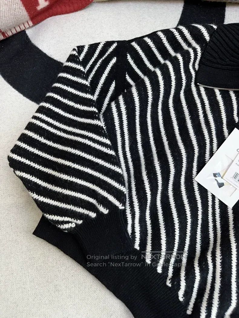 Chanel Chanel 21B black and white cashmere sweater oblique stripe Size S / US 4 / IT 40 - 4 Thumbnail