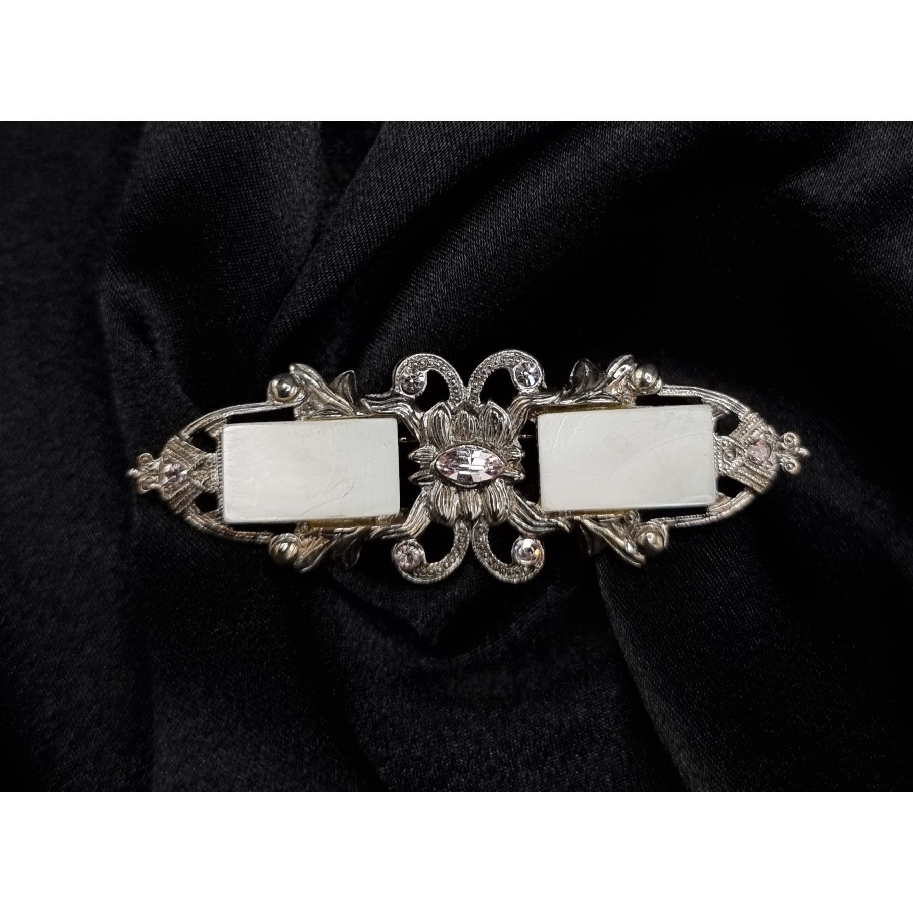 Vintage Vintage 1928 Ornate Silver-Tone Brooch With Faux Pearl Size ONE SIZE - 2 Thumbnail