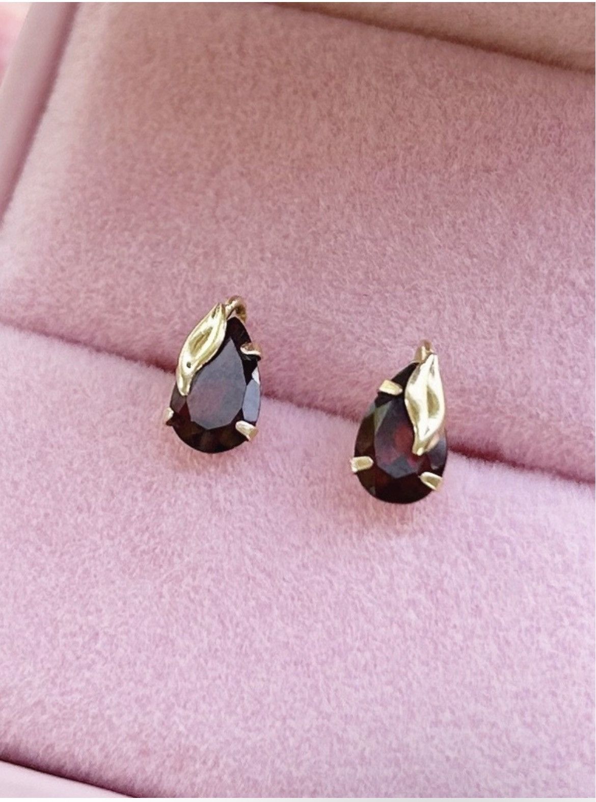 Other Estate Vintage Natural Garnet and 14kt Gold Stud Earrings Size ONE SIZE - 1 Thumbnail