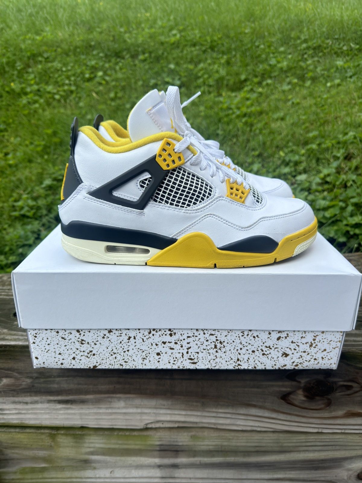 Jordan Brand Air Jordan 4 Retro Vivid Sulfur Size US 10.5 / EU 43-44 - 2 Thumbnail