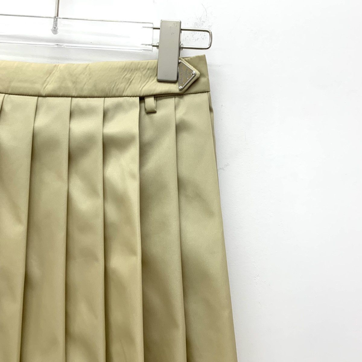 Prada Prada 2022 Khaki Triangle Logo Pleated Skirt K26WX Size 25" / US 0 / IT 36 - 3 Thumbnail