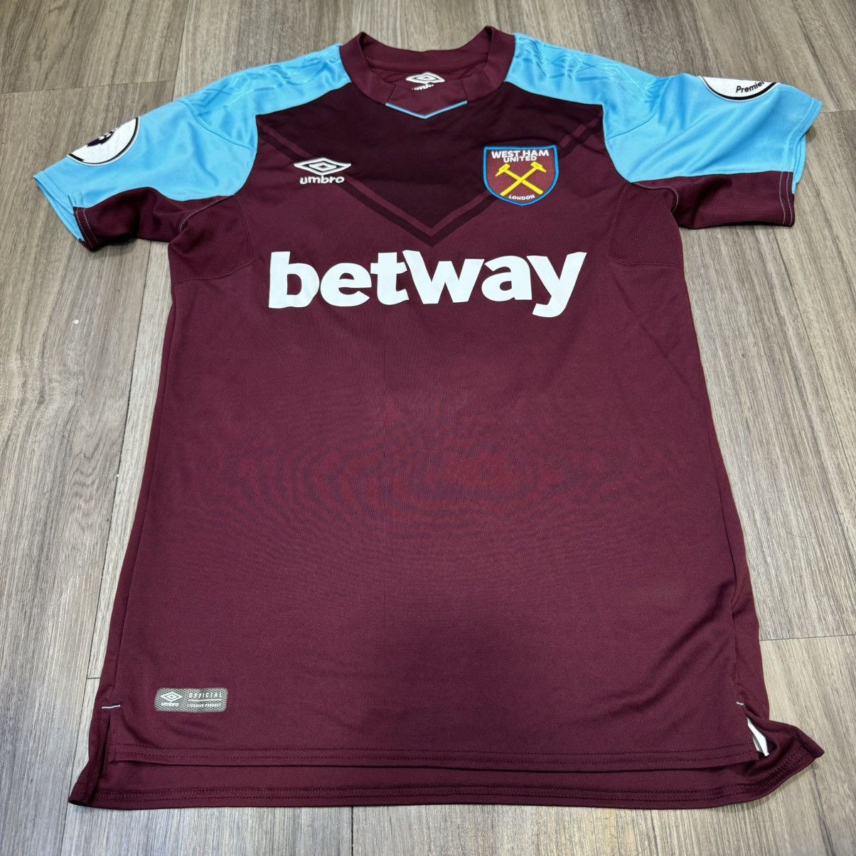 Umbro West Ham 17/18 home shirt #17 Chicharito Size US S / EU 44-46 / 1 - 1 Thumbnail