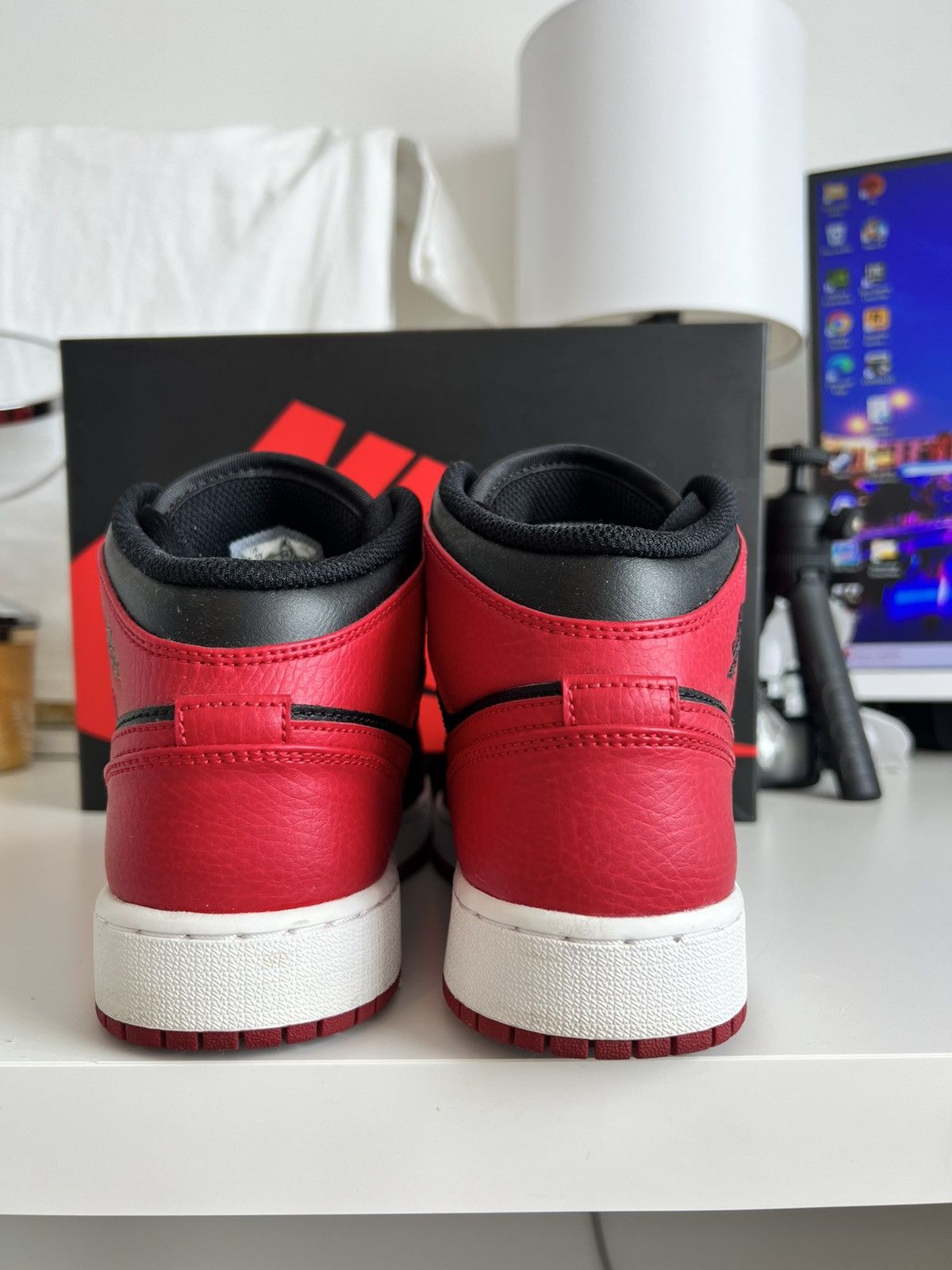 Jordan Brand × Nike 2020 Air Jordan 1 Mid GS 'Banned' Size US 5.5 / EU 38 - 4 Thumbnail