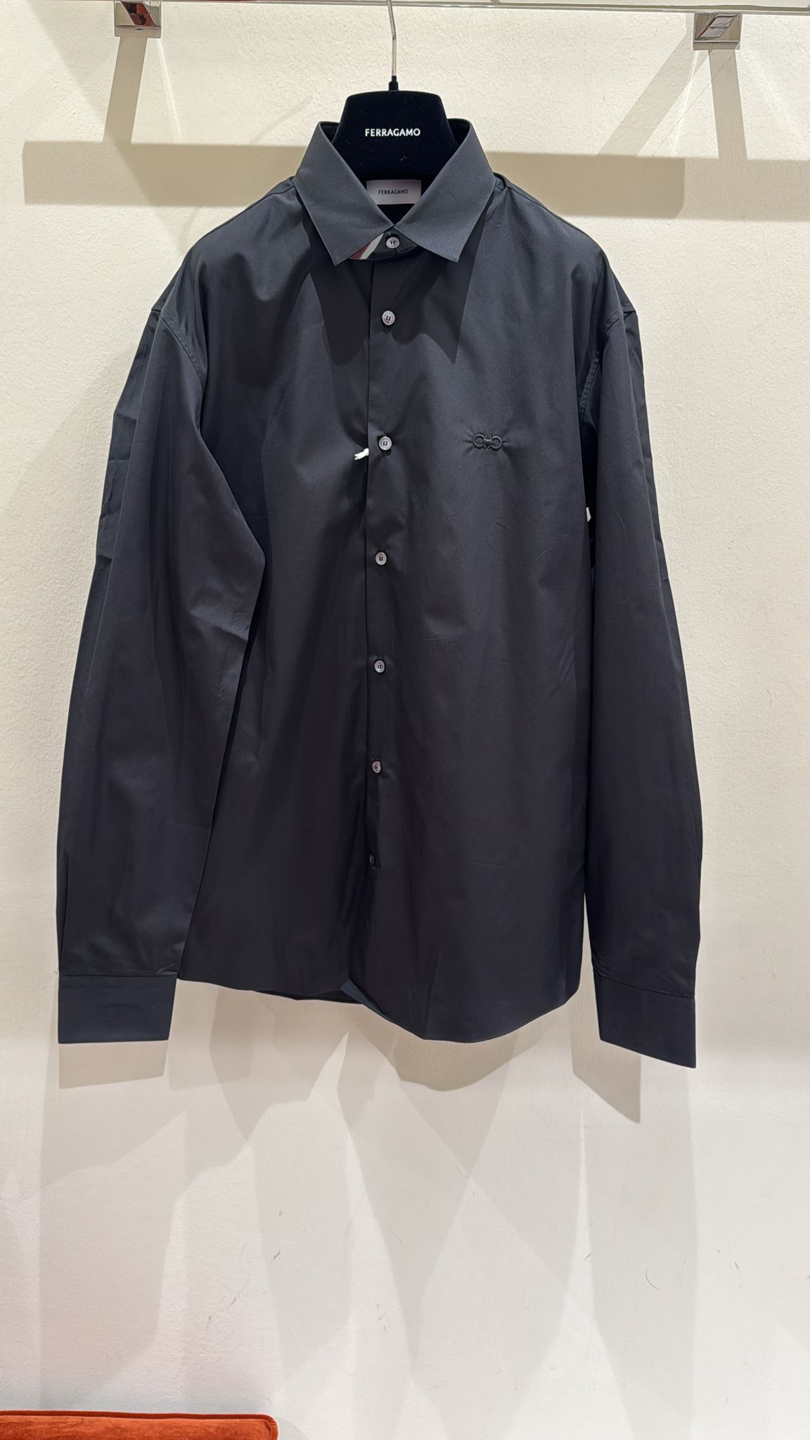 Salvatore Ferragamo o1s1rm0125 Shirt in Black Size US L / EU 52-54 / 3 - 1 Preview
