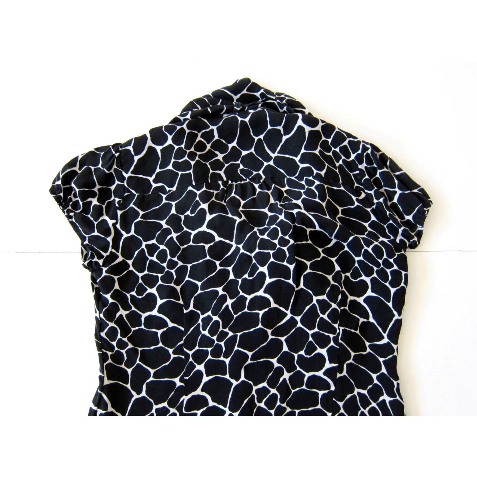 White House Black Market White House Black Market Blouse 2 Women Zebra Print Silk Button Down Short Sleeve 100% Silk Size XS / US 0-2 / IT 36-38 - 6 Thumbnail