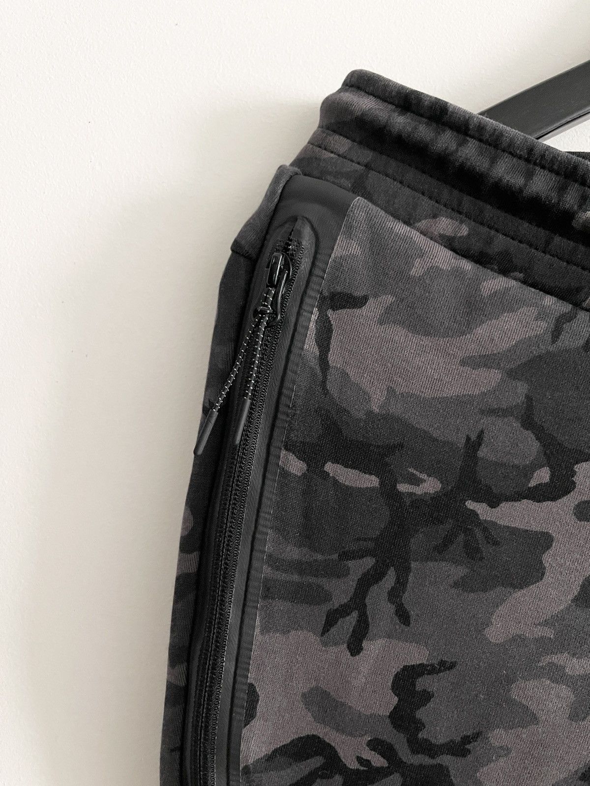 Nike STEAL! 2000s Nike Tech Fleece Camo Track Pants Size US 32 / EU 48 - 4 Thumbnail