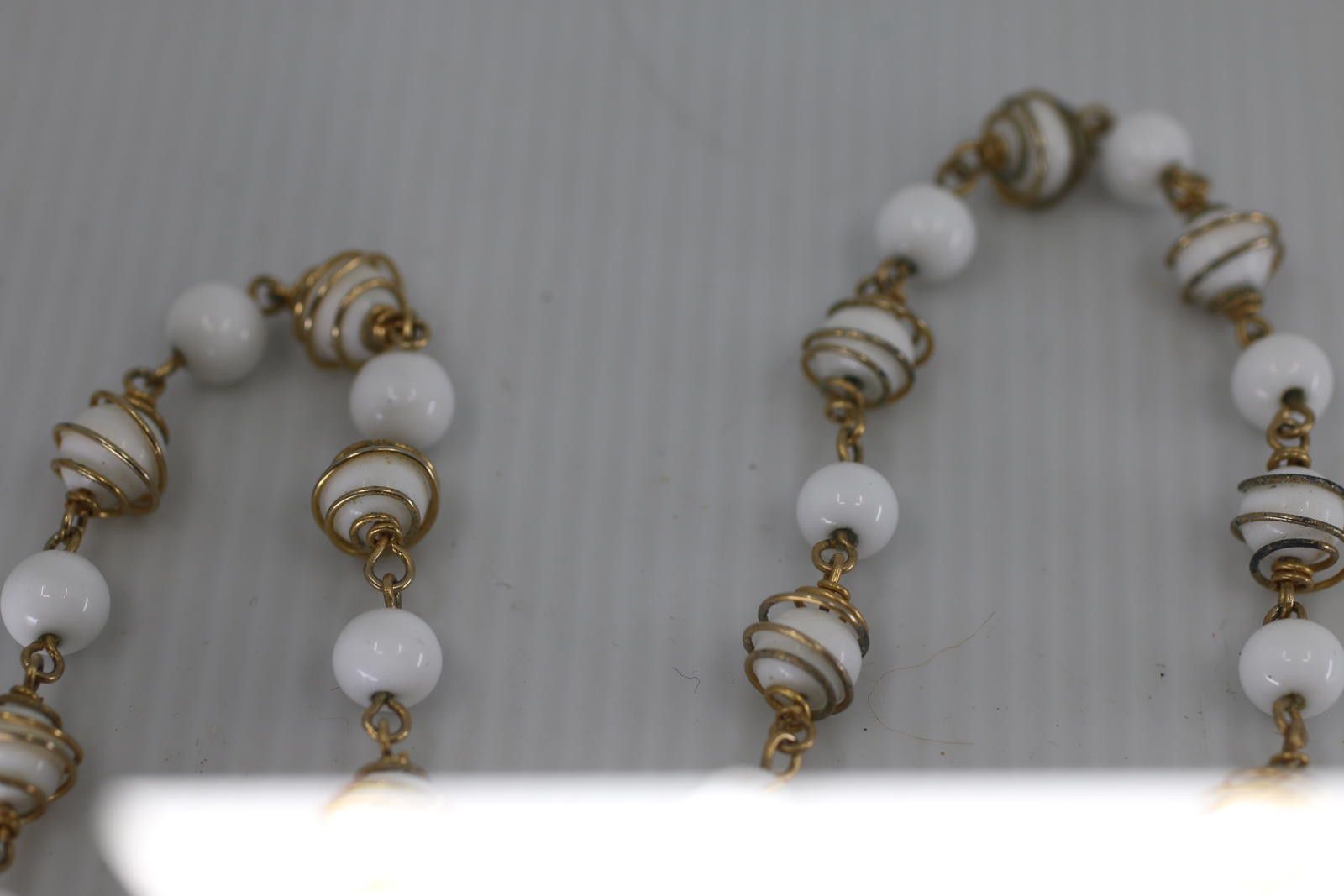 Unknown London Vintage White Glass Bead Necklace Gold Tone Spiral Wire Long Size ONE SIZE - 7 Thumbnail
