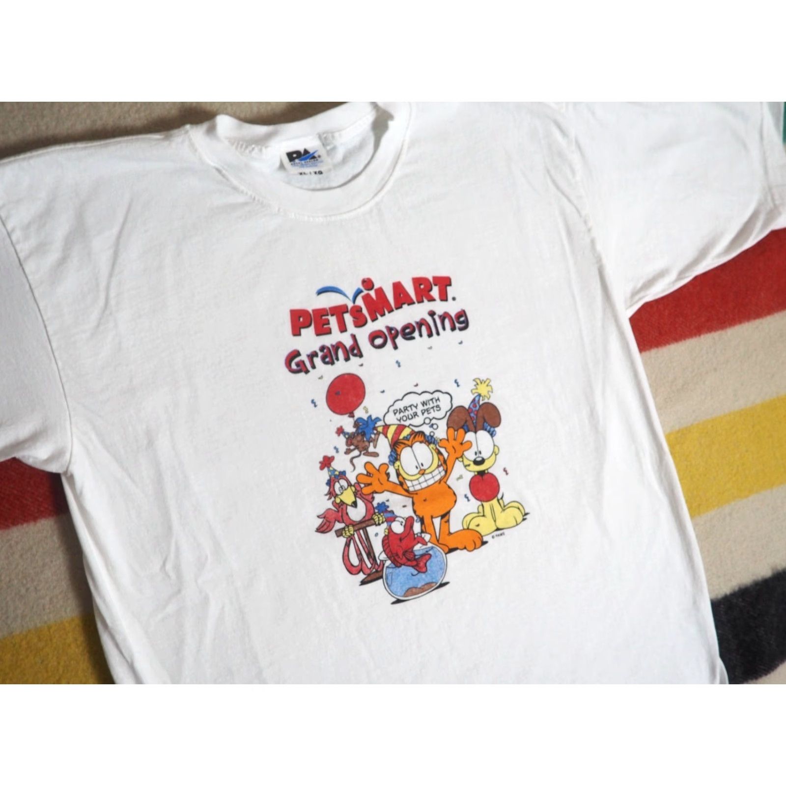 Vintage VTG 90s Garfield Petsmart Promo Logo Graphic Print Tee T-Shirt Mens L White Cotton Crew Neck Short Sleeve Garment Royal Avalon Vintage Man Pink? Size US L / EU 52-54 / 3 - 2 Thumbnail
