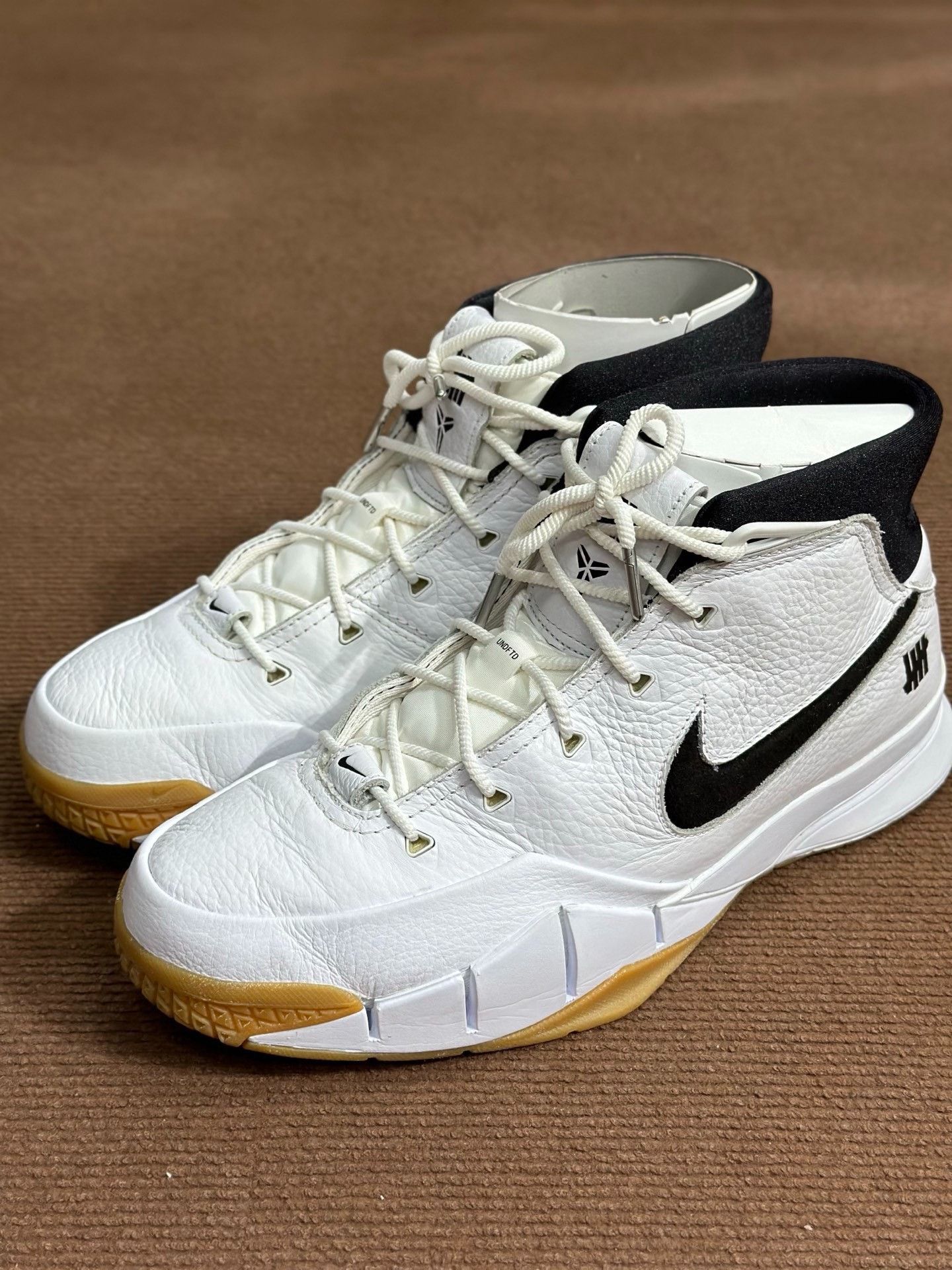 Undefeated Undefeated KOBE 1 White Lowtop Sneakers 45 Men Size US 11.5 / EU 44-45 - 1 Thumbnail