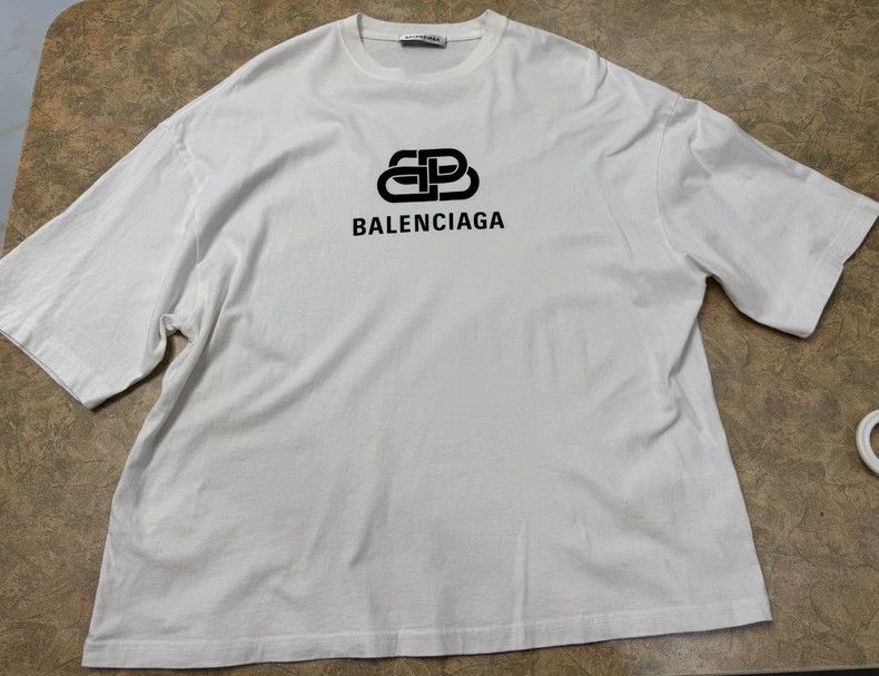 Balenciaga Balenciaga Lock T-shirt letter Logo printed T-shirt with r Size US S / EU 44-46 / 1 - 1 Thumbnail