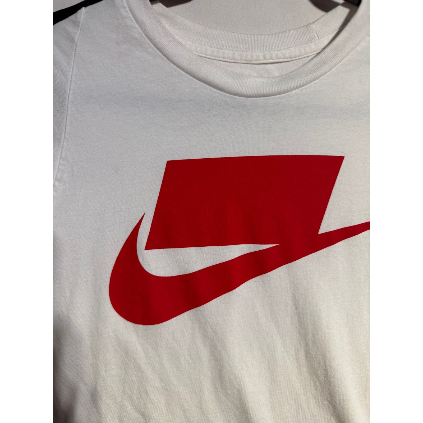 Nike Nike NSW Graphic Shirt White Red Swoosh Streetwear sz small Size US S / EU 44-46 / 1 - 3 Thumbnail