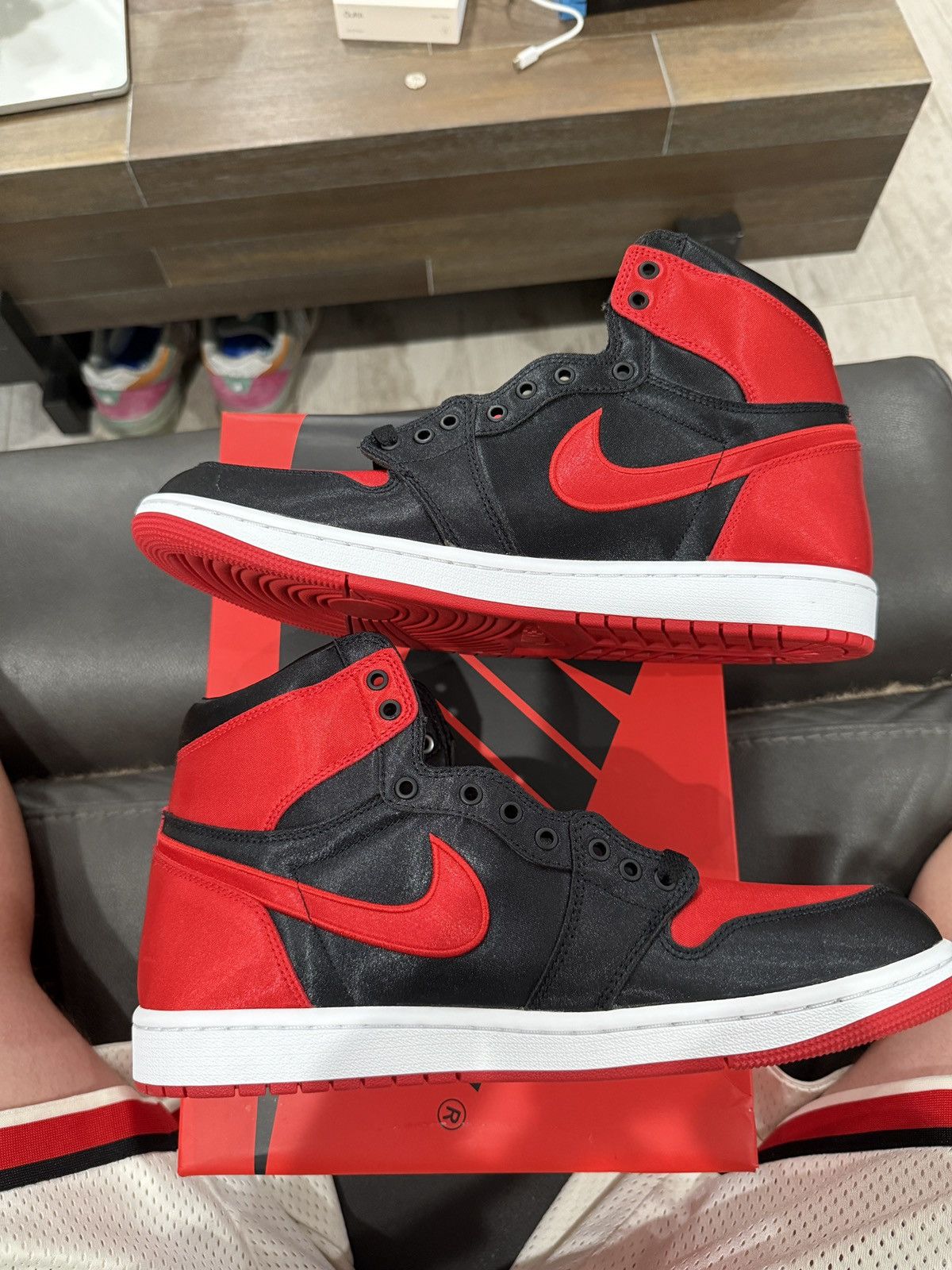 Jordan Brand Air Jordan 1 Satin Bred WMNS Size US 12 / IT 42 - 7 Thumbnail